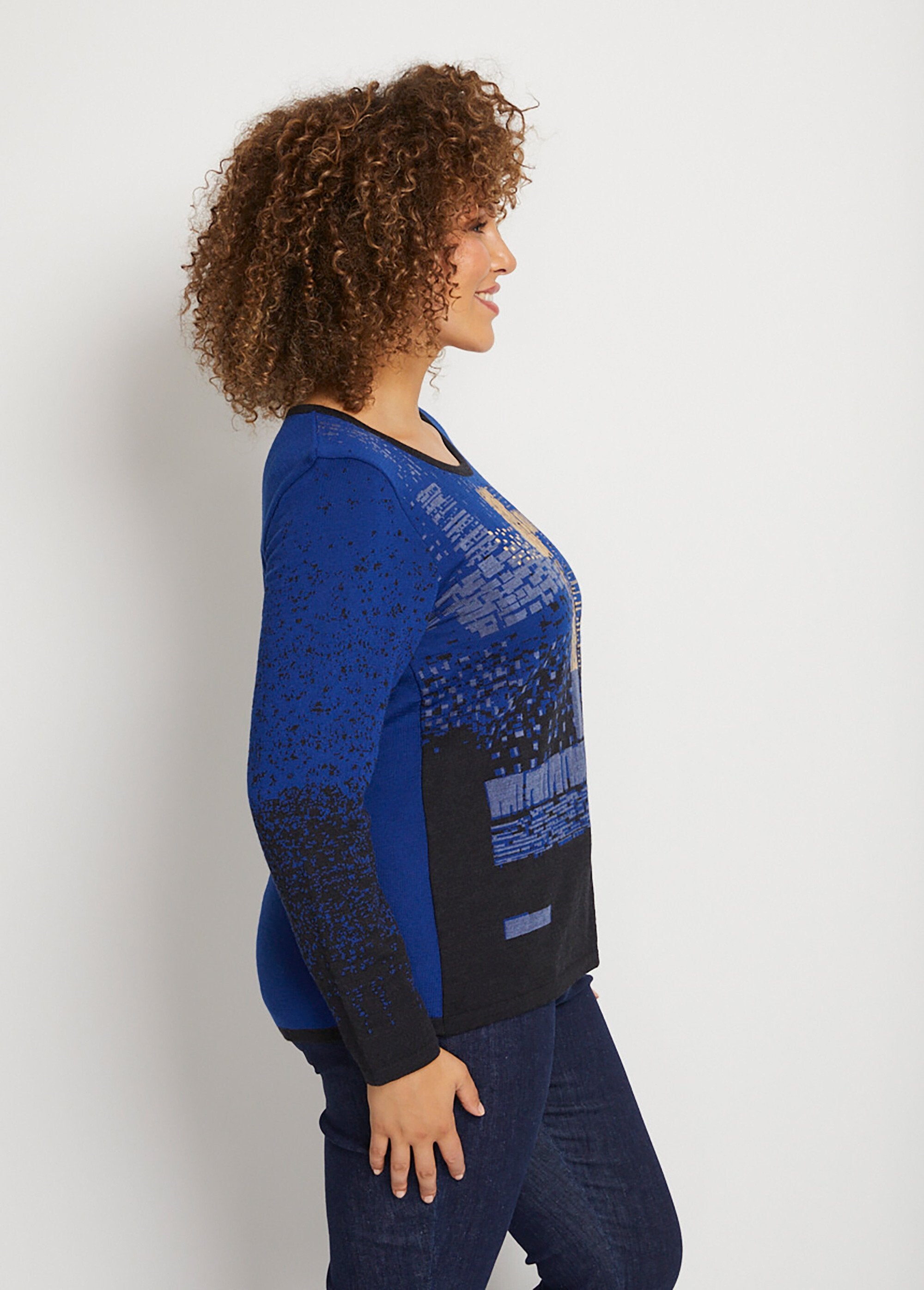 Cálido_jersey_de_cuello_redondo_en_jacquard_de_lana_merino_Negro_y_azul_DR1_curvy