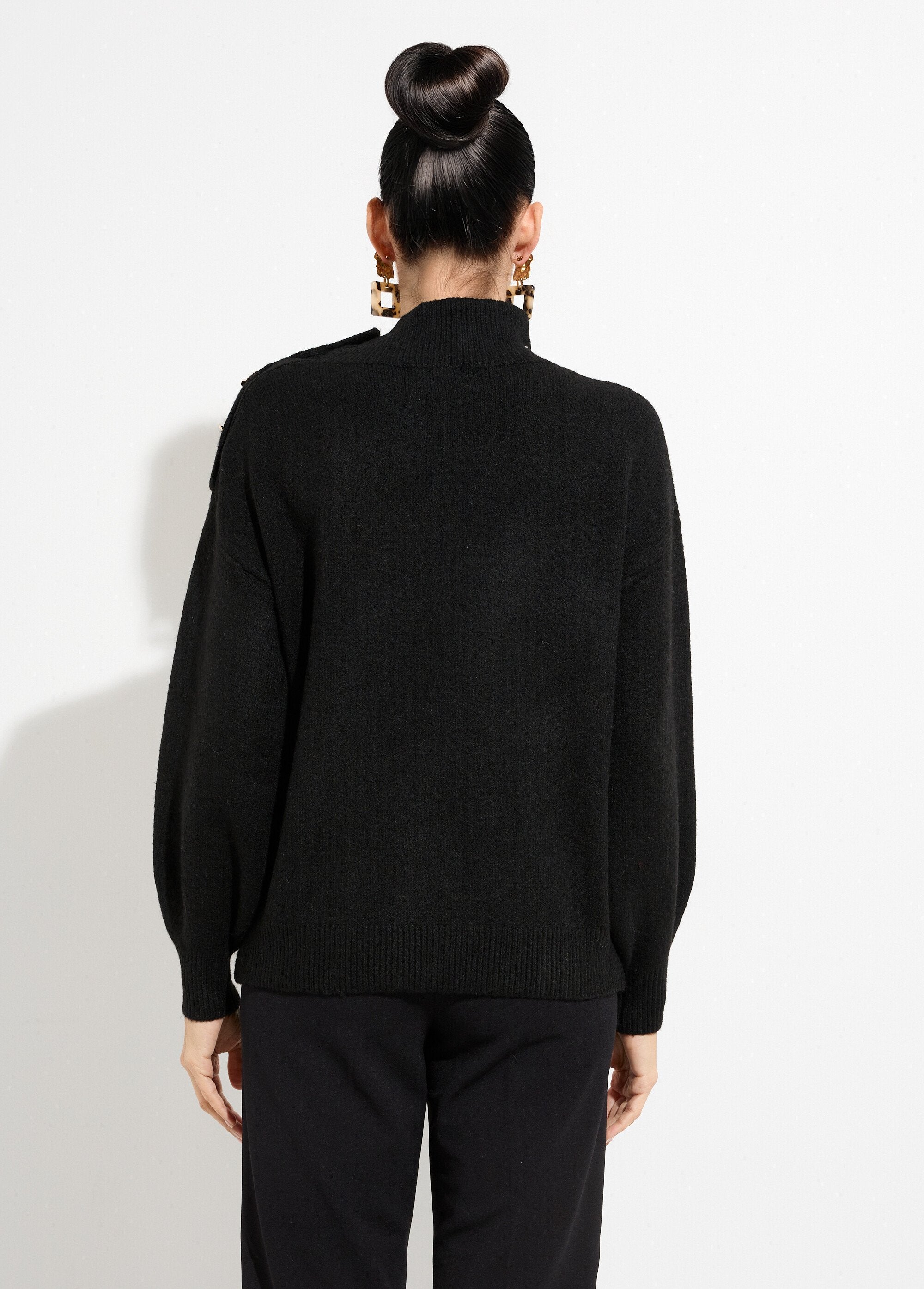 Suéter_de_cuello_alto_con_botones_de_joya_de_metal_Negro_DO1_slim