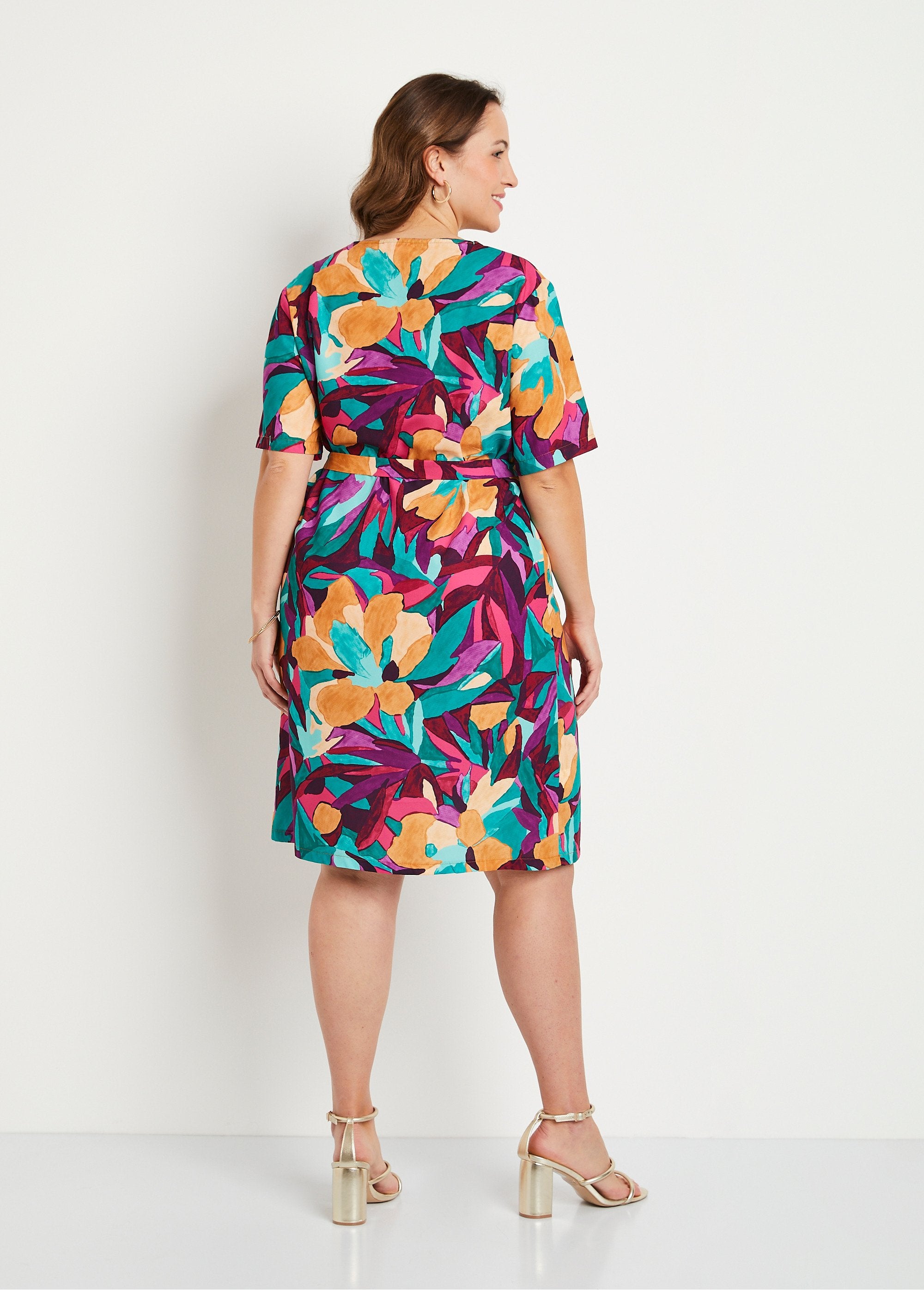 Vestido_corto_suelto_con_estampado_floral._morado_y_azul_DO1_curvy