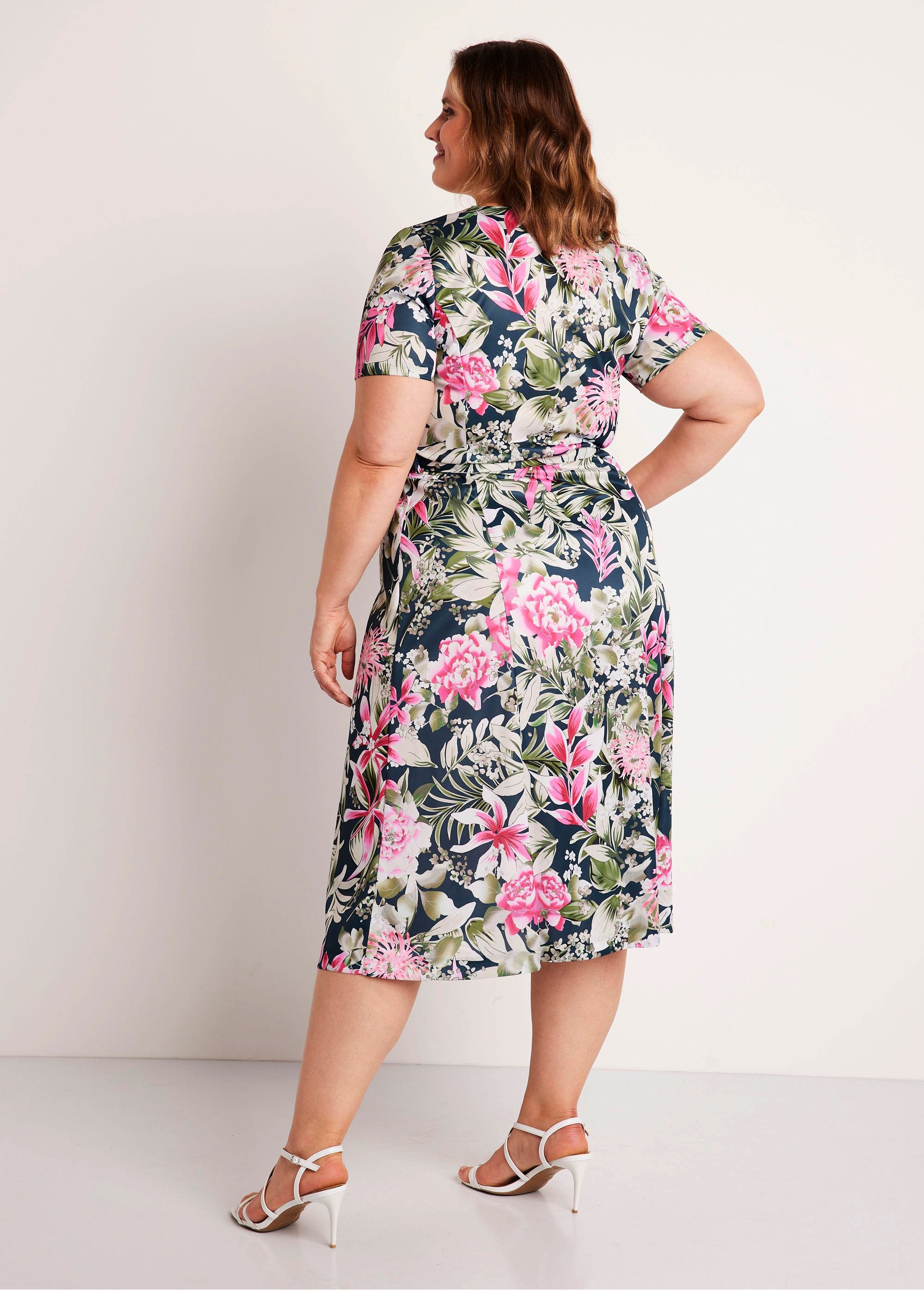 Vestido_midi_estampado_con_botones_Azul_marino_y_fucsia_DO1_curvy