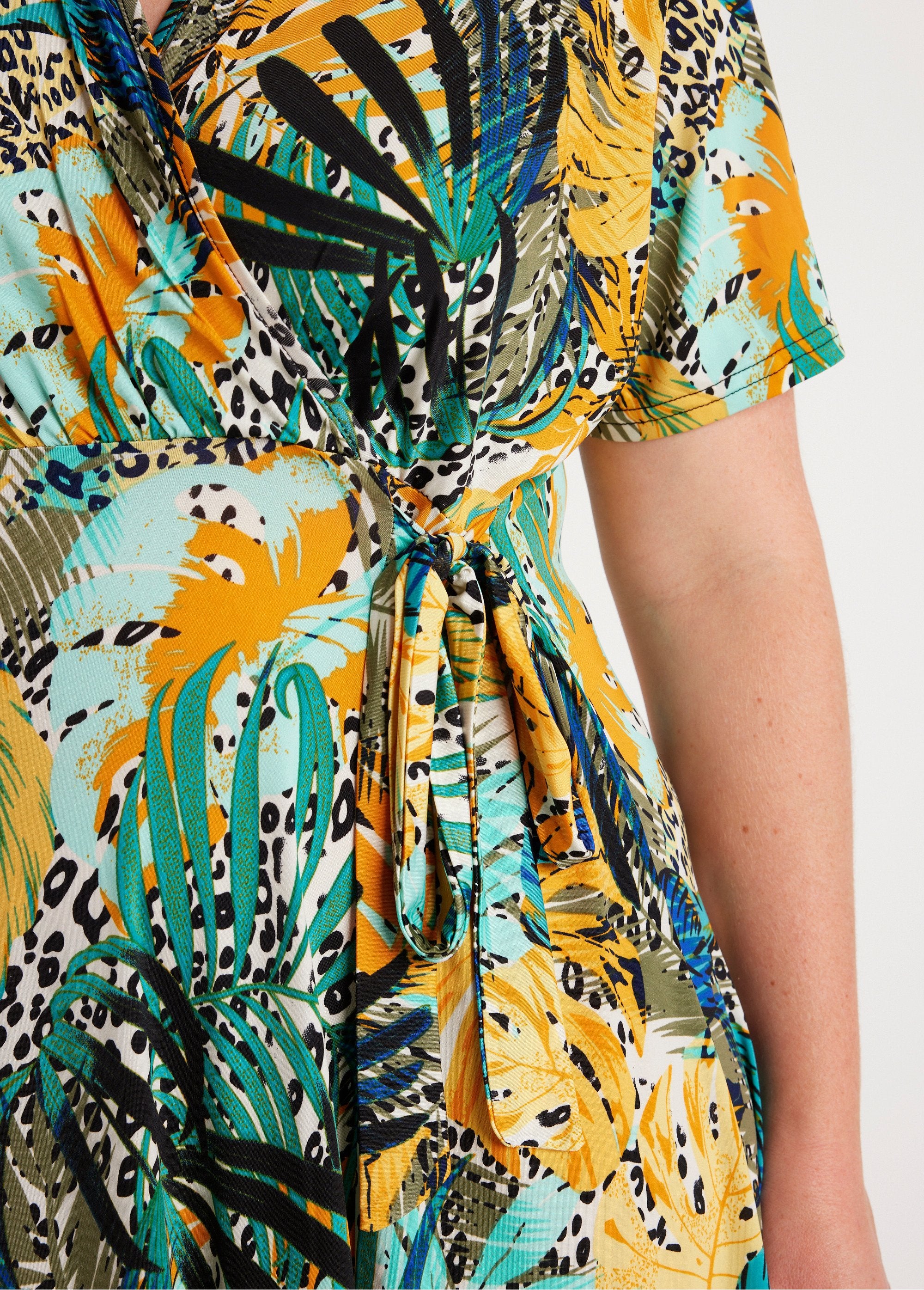 Vestido_corto_cruzado_de_flores_y_piel_animal_Verde_y_amarillo_DE2_curvy