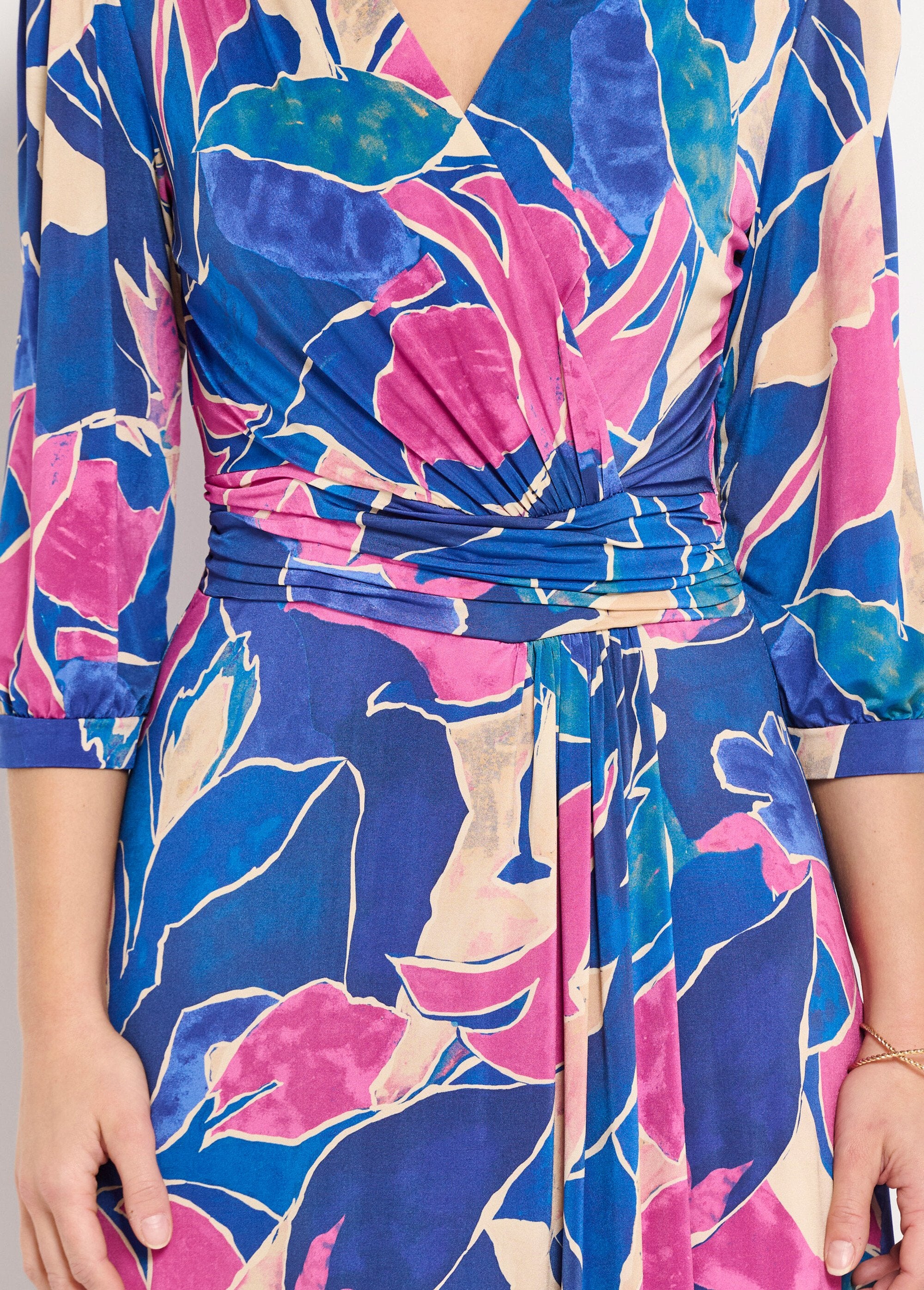 Vestido_corto_evasé_cruzado_floral_azul_y_rosa_DE2_slim