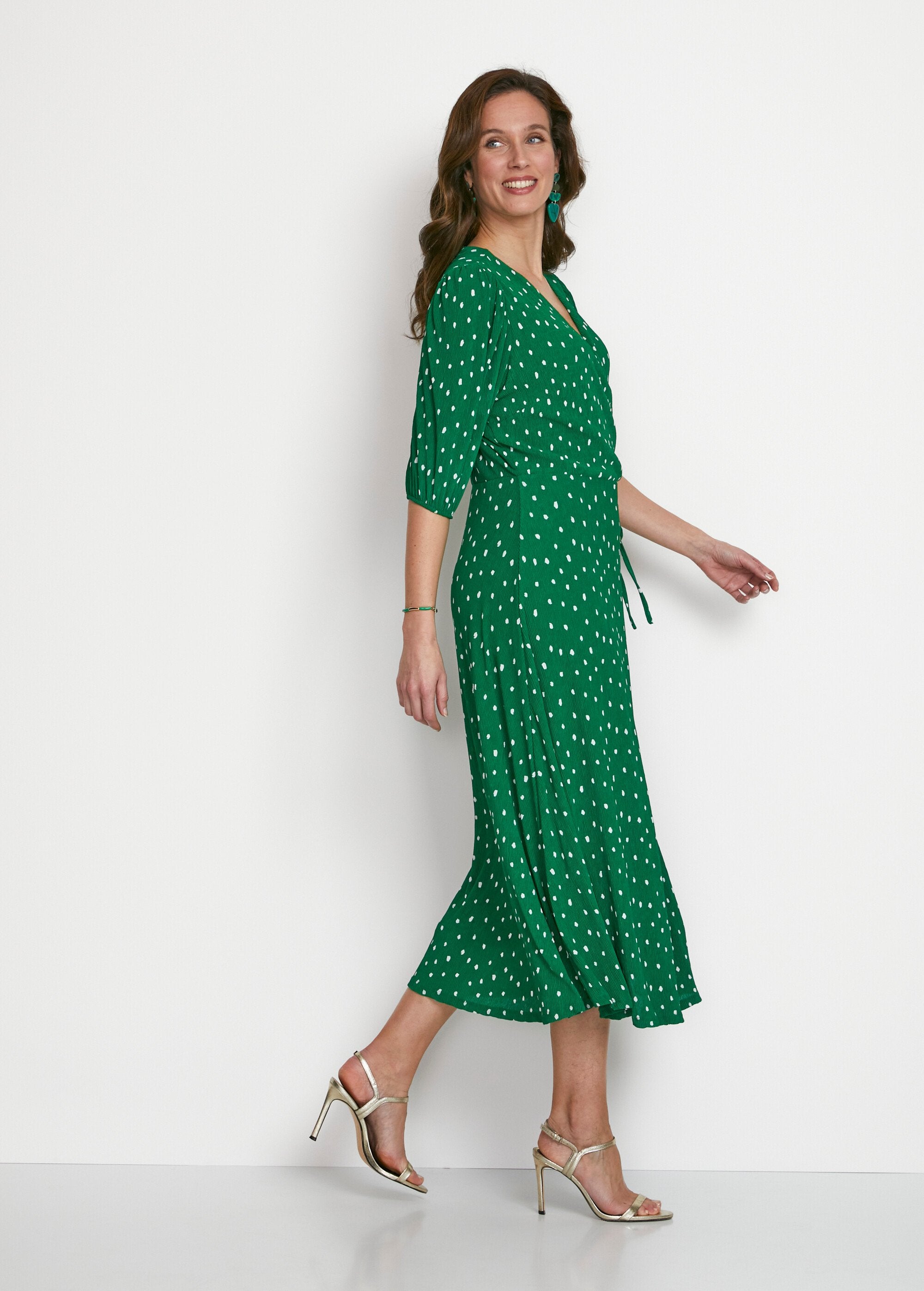 Vestido_midi_cruzado_de_lunares_verde_y_blanco_DR1_slim