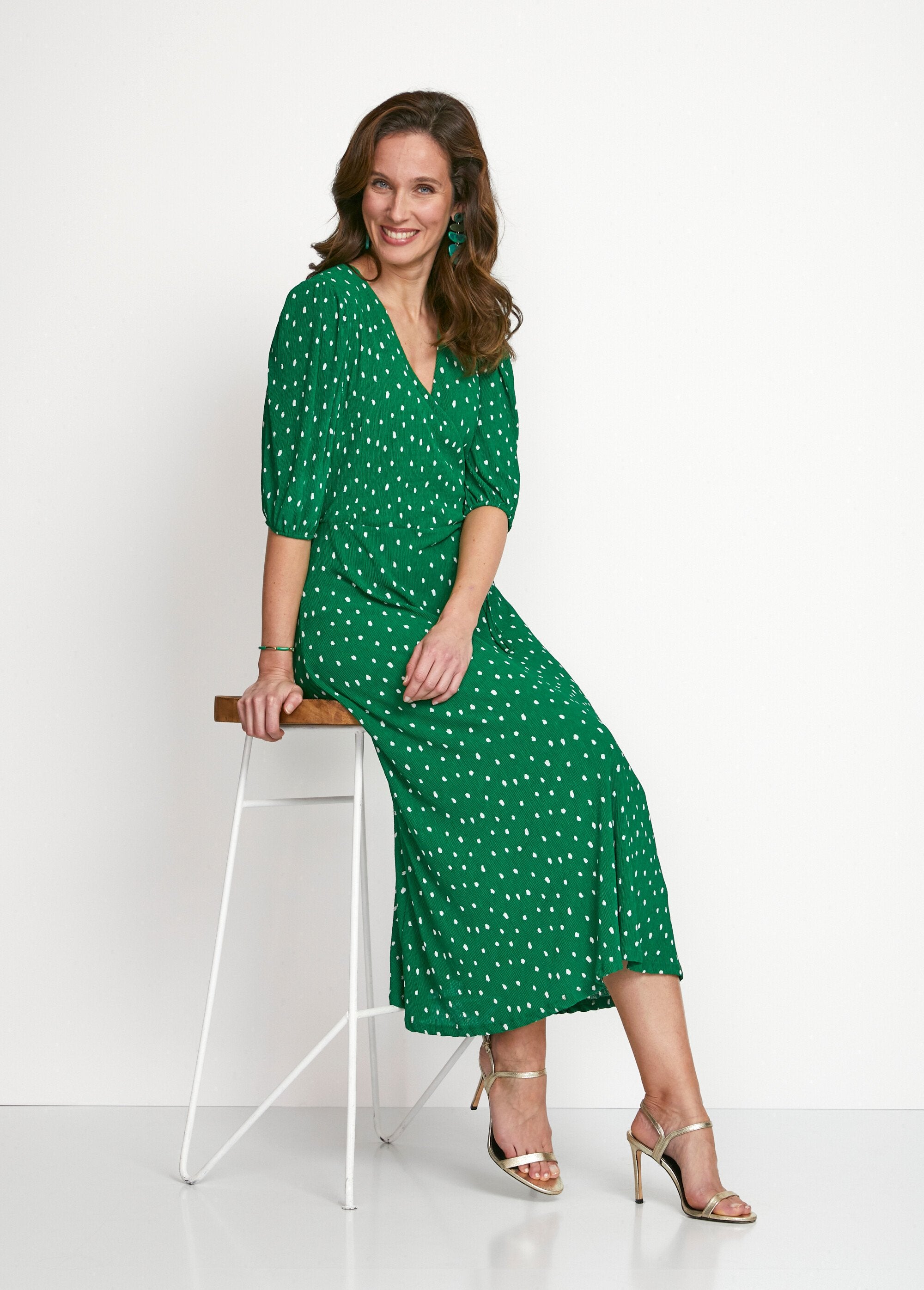 Vestido_midi_cruzado_de_lunares_verde_y_blanco_SF1_slim