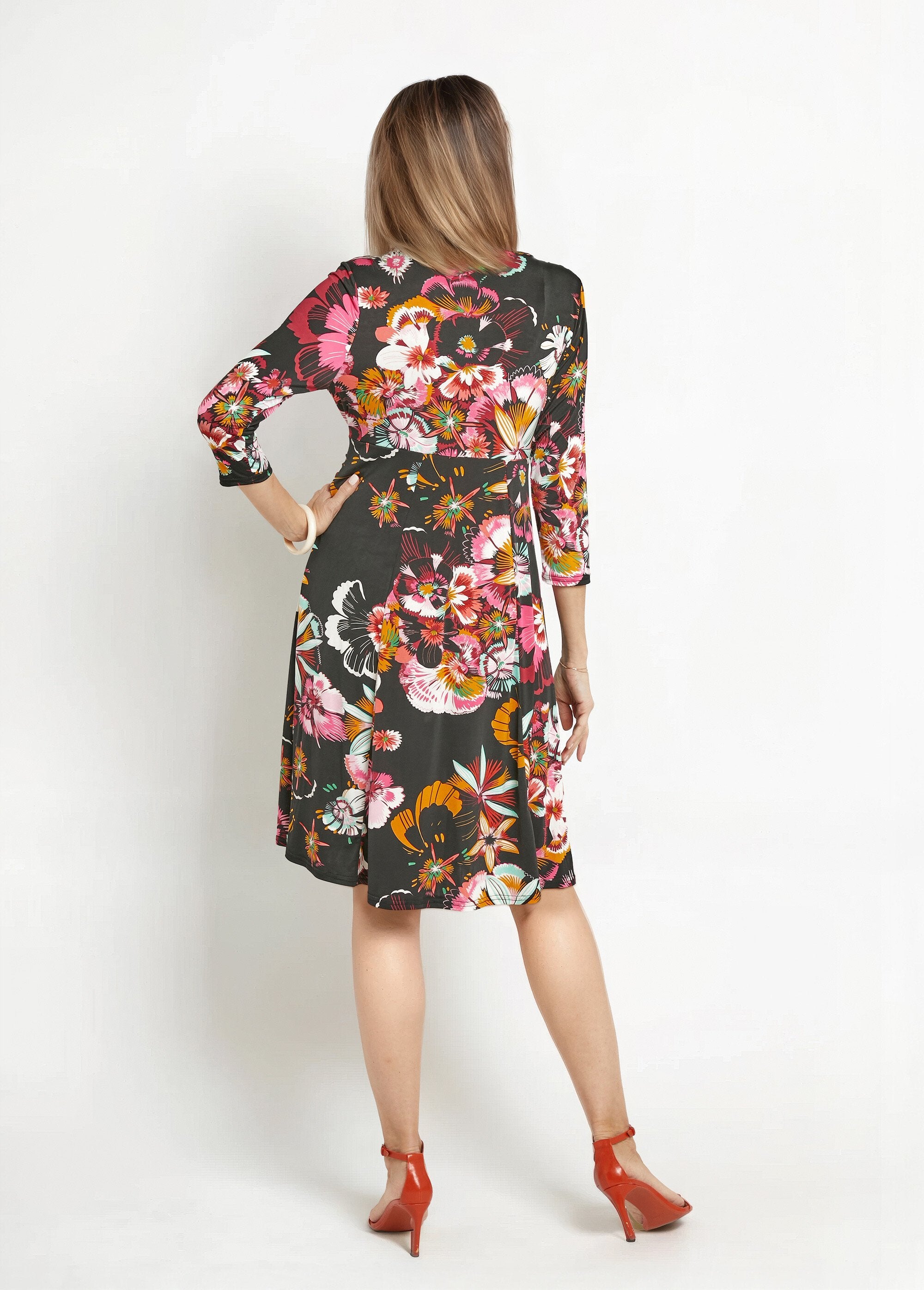 Vestido_cruzado_con_estampado_floral_japonés_Estampados_negros_DO1_slim