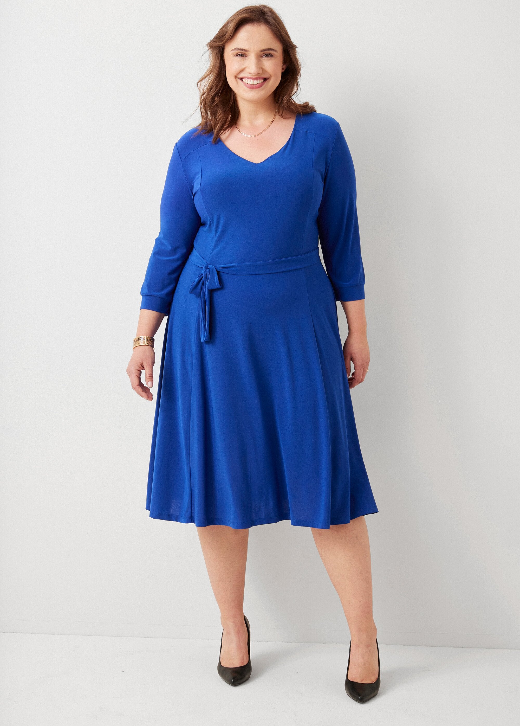 Vestido_corto_con_cinturón,_escote_en_V,_mangas_3/4_azul_liso_FA1_curvy