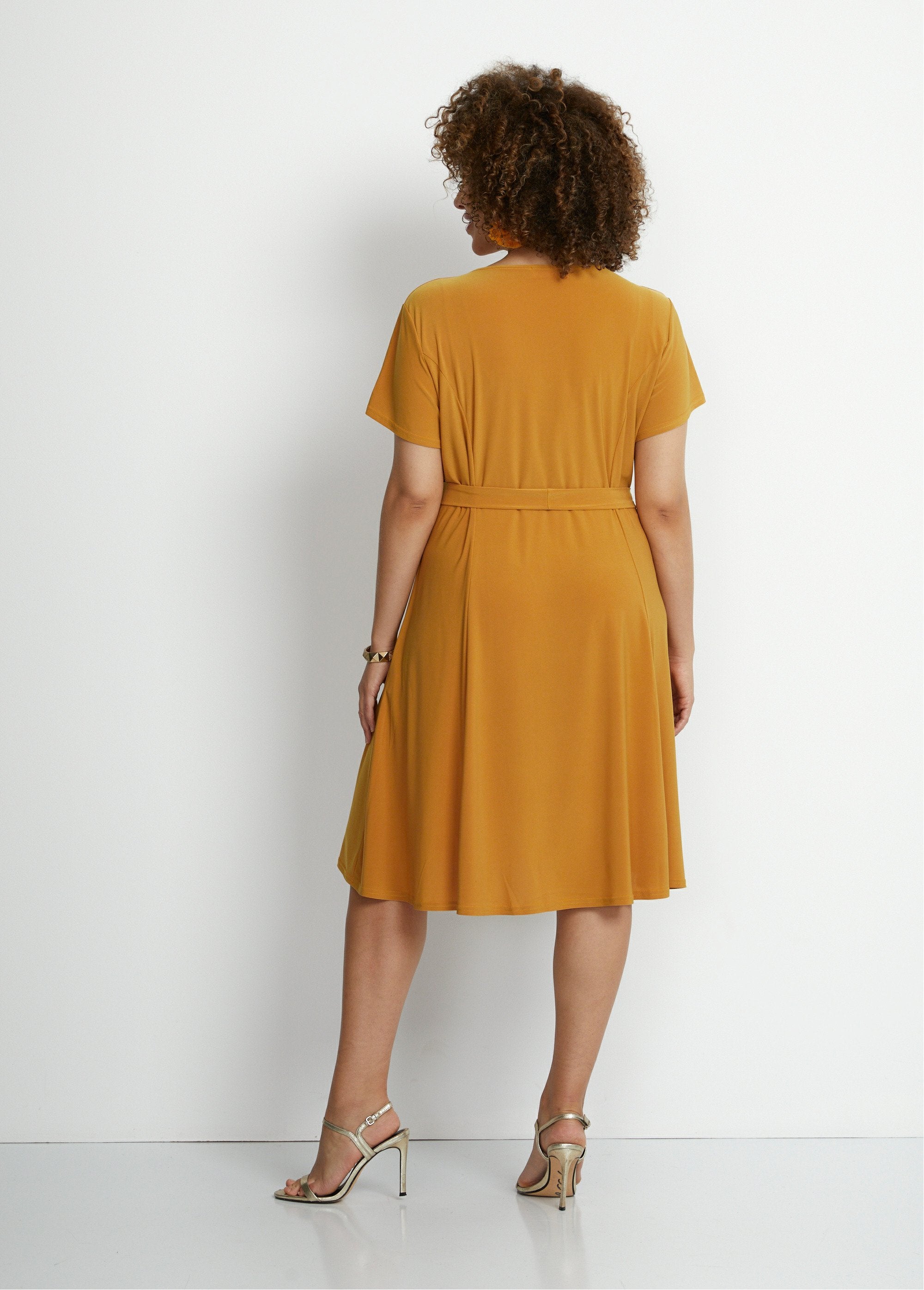 Vestido_corto_con_escote_en_V_y_cinturón_AMARILLO_DO1_curvy