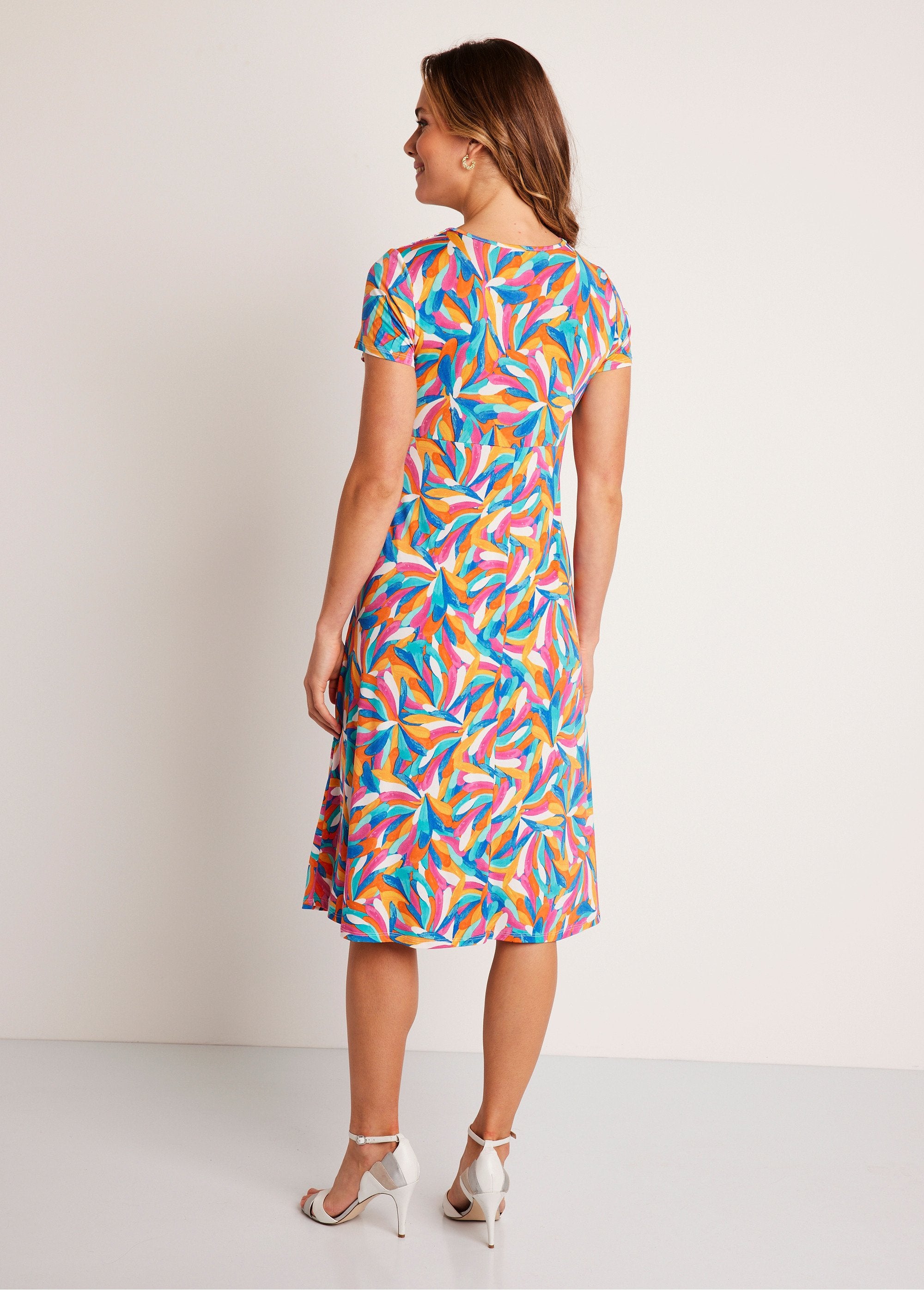 Vestido_corto_evasé_con_estampado_floral_Multicolor_DO1_slim