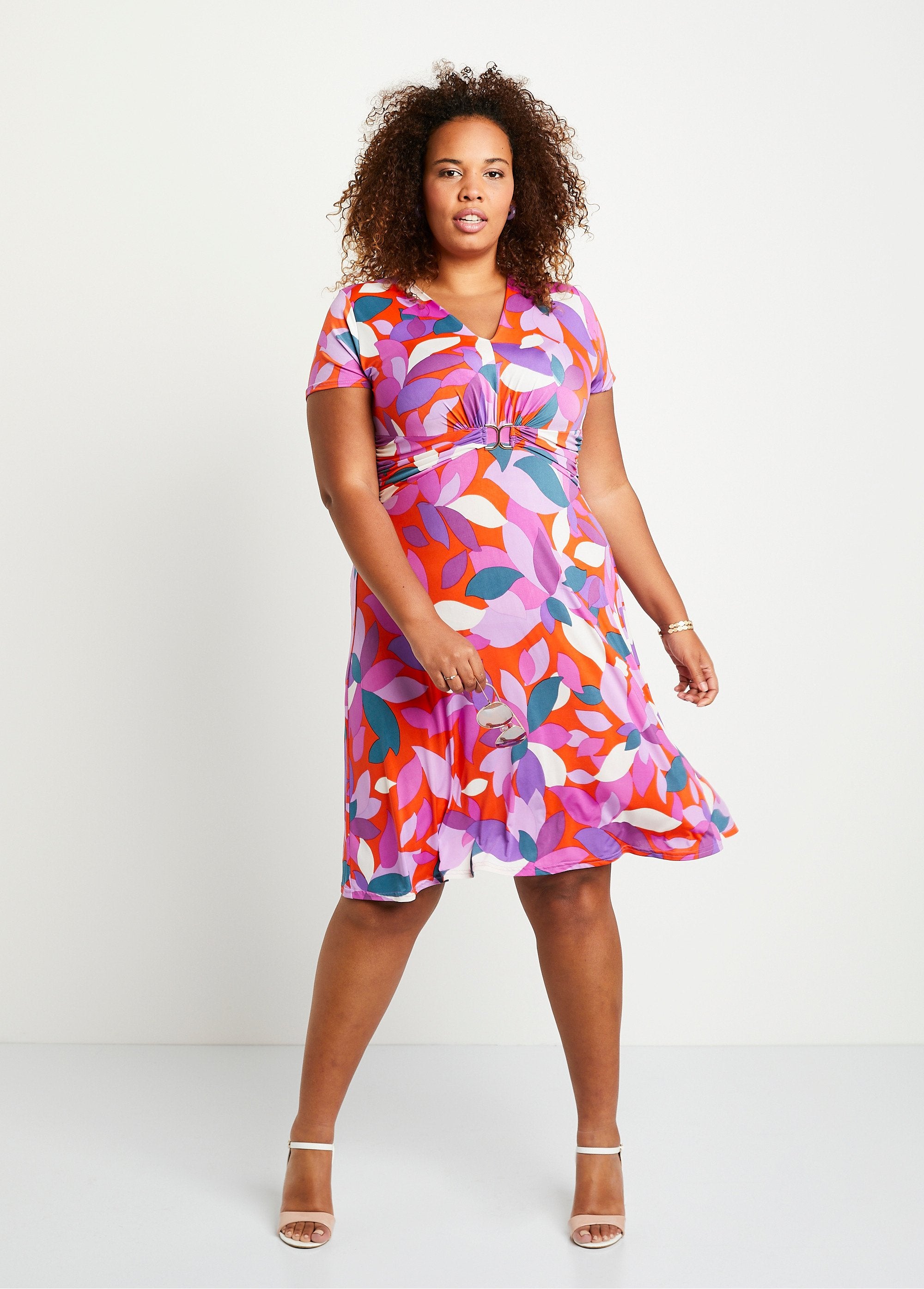 Vestido_corto_evasé_estampado_naranja_y_morado_FA1_curvy