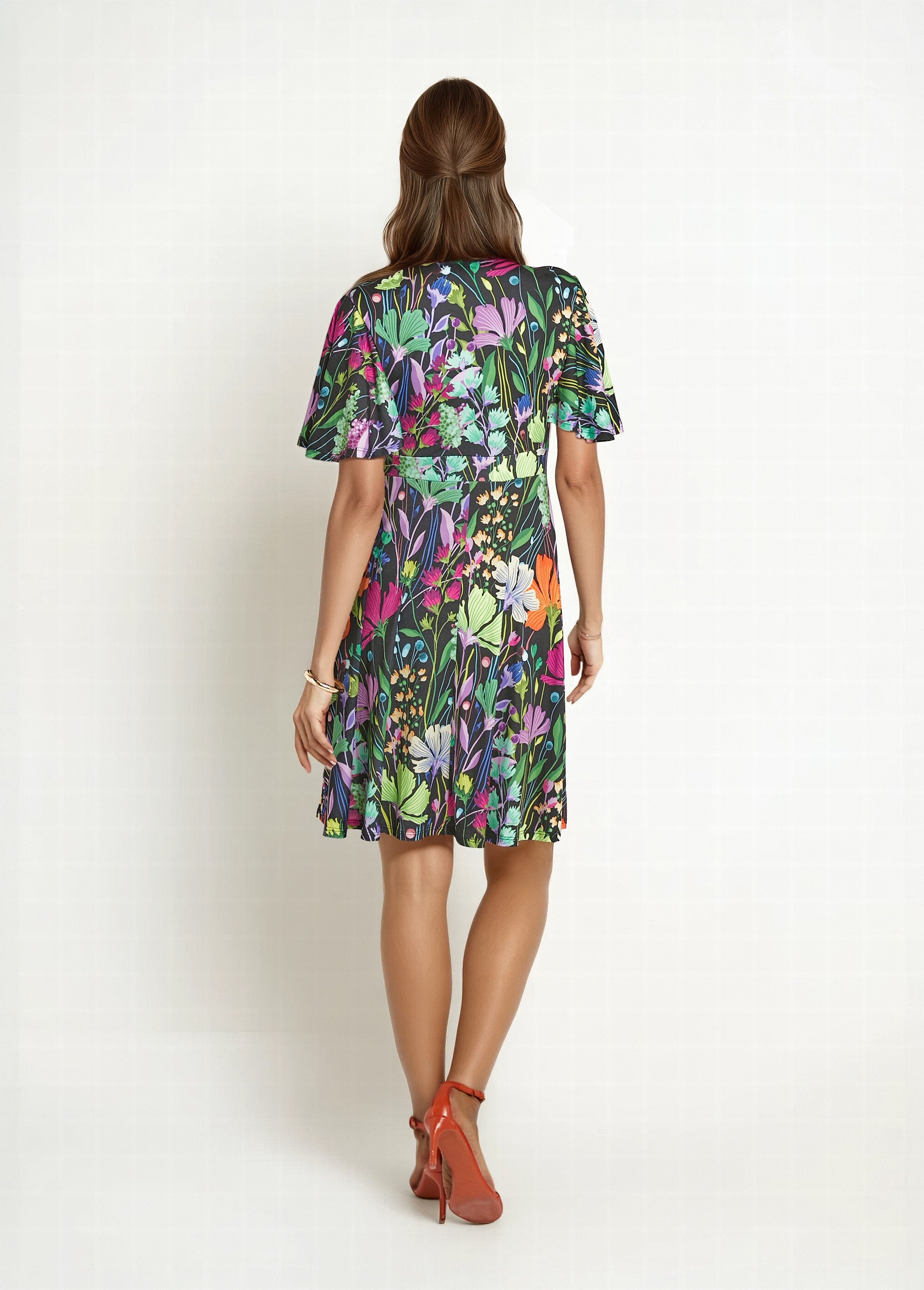 Vestido_corto_fluido_con_mangas_de_mariposa_y_estampado_floral._Imprime_fondo_negro_DO1_slim