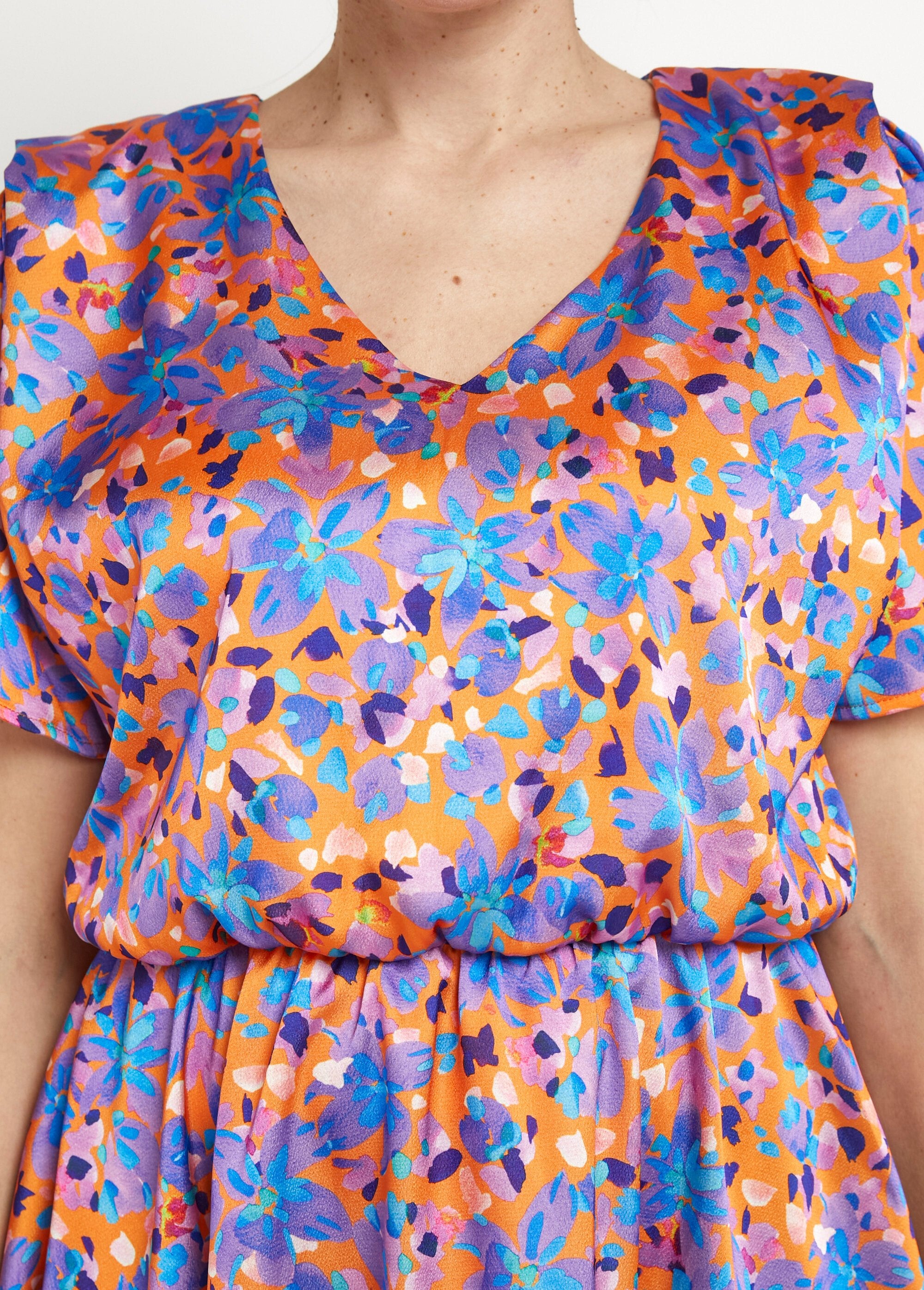 Vestido_corto_de_satén_con_escote_en_pico_y_estampado_floral_naranja_y_morado_DE1_slim