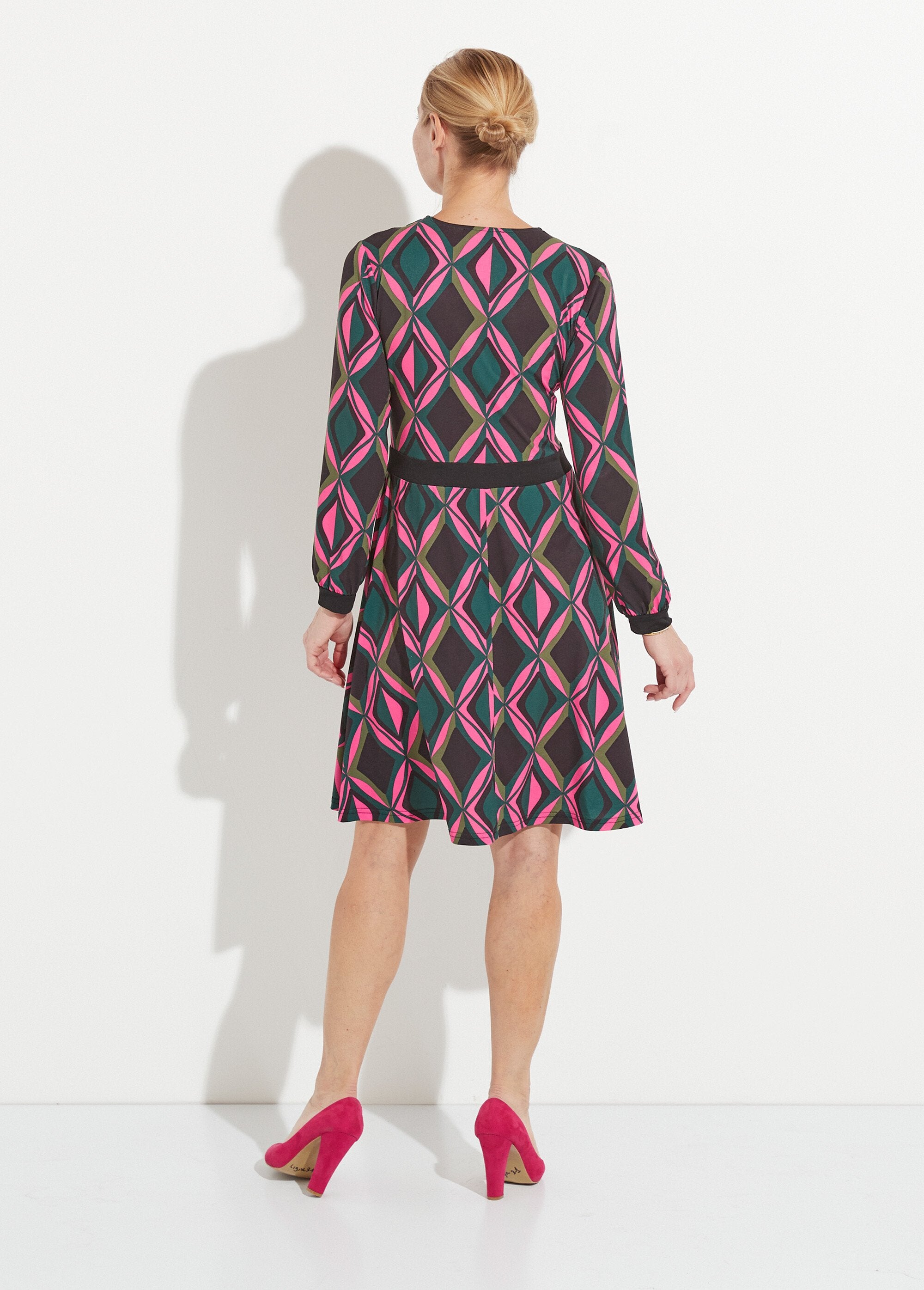 Vestido_corto_gráfico_acampanado_con_escote_en_V_rosa_y_verde_DO1_slim