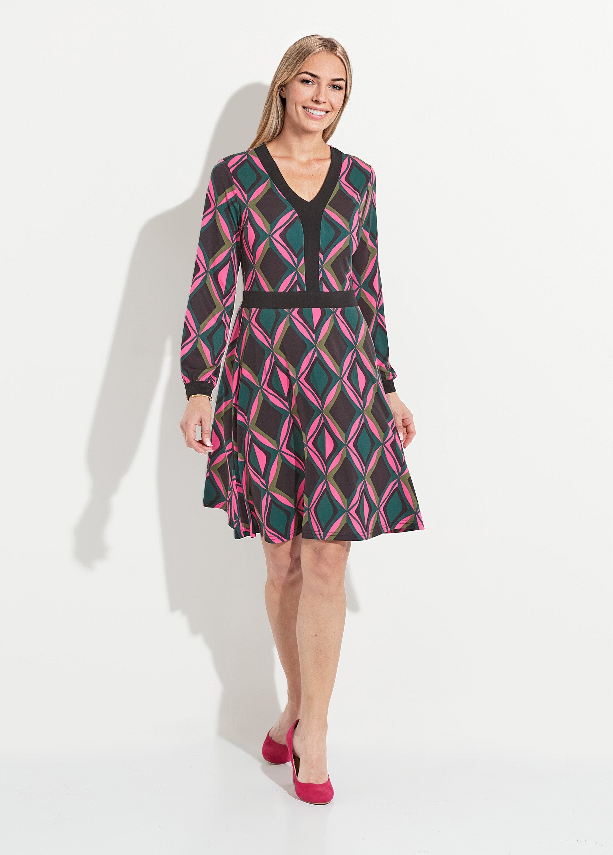 Vestido_corto_gráfico_acampanado_con_escote_en_V_rosa_y_verde_FA1_slim