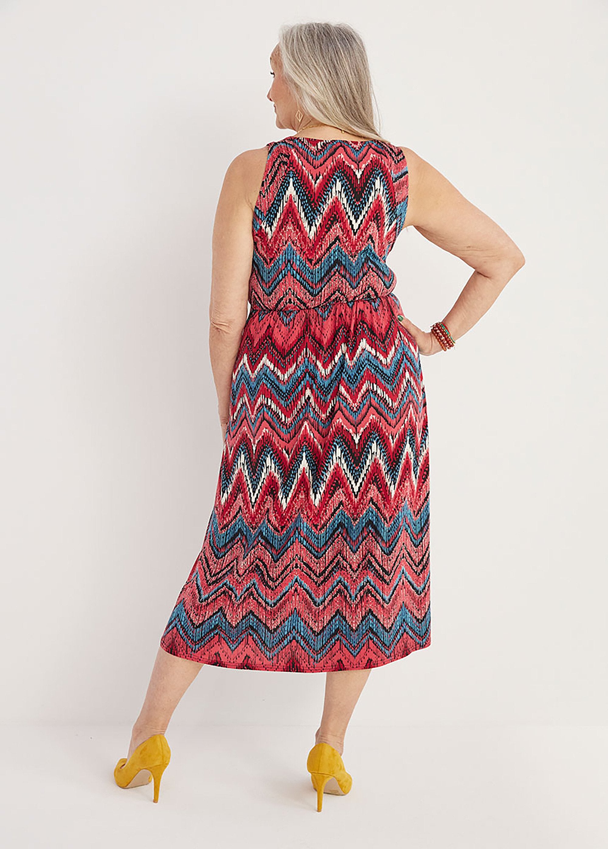 Vestido_cruzado_largo_sin_mangas_fondo_rosa_DO1_curvy