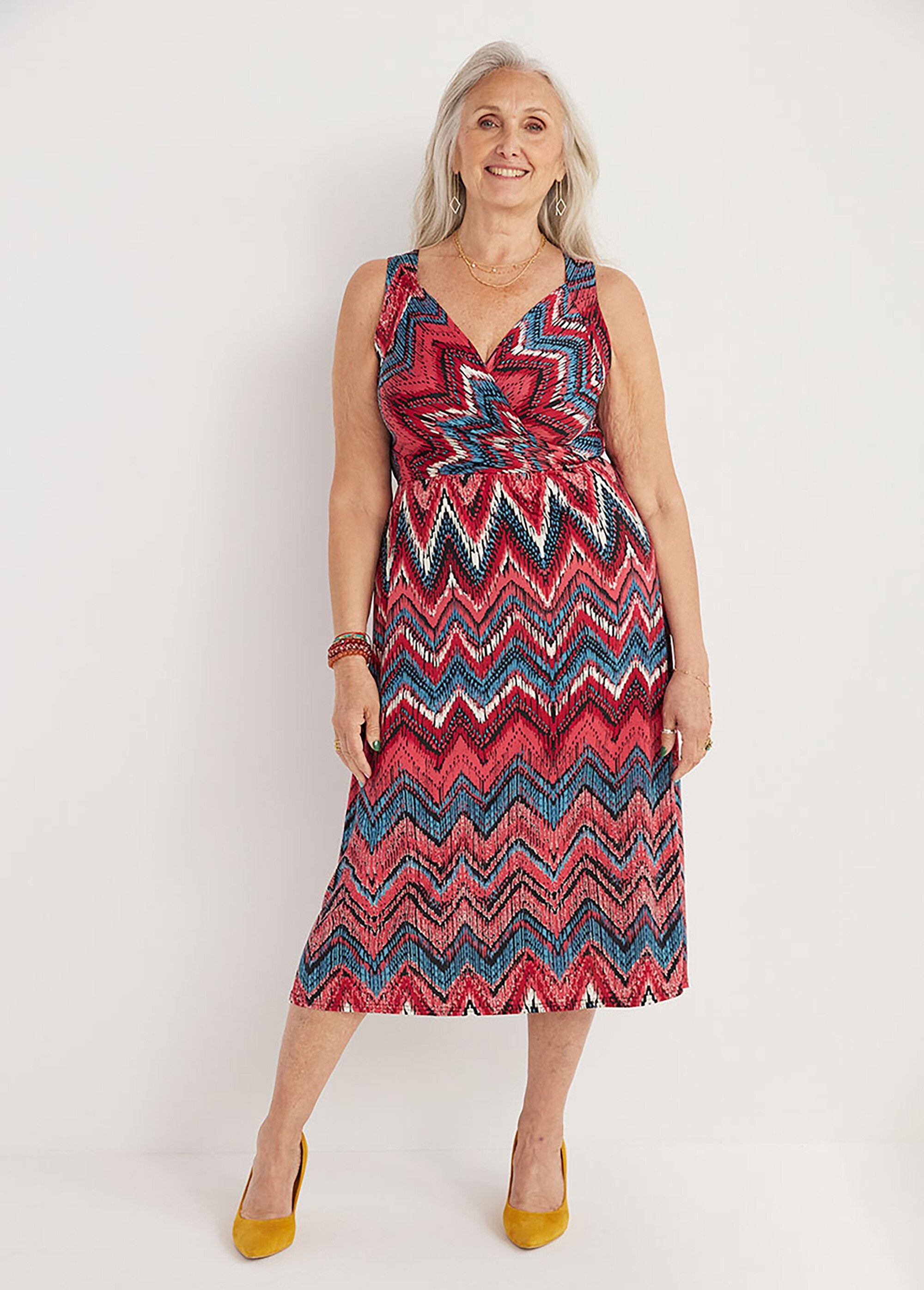 Vestido_cruzado_largo_sin_mangas_fondo_rosa_FA1_curvy