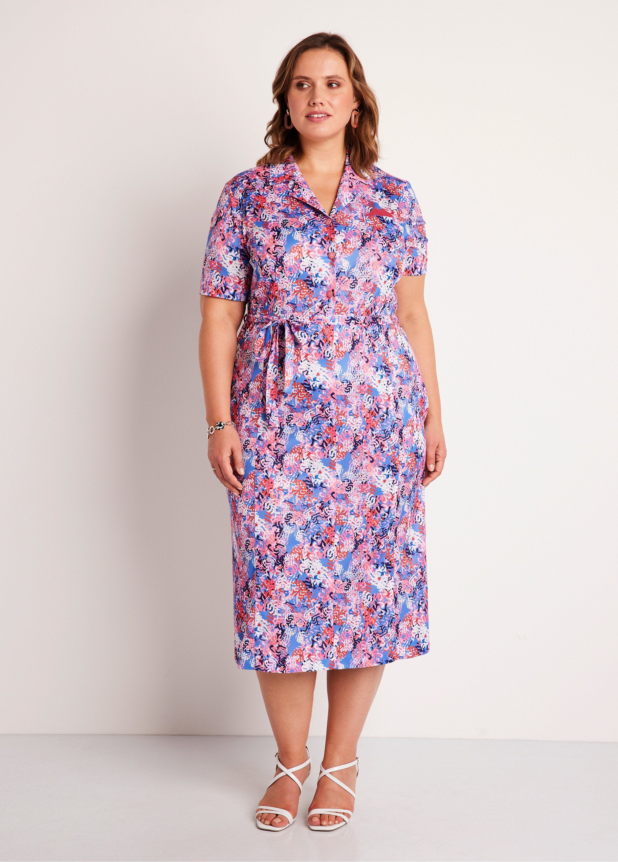 Vestido_recto_midi_estampado_con_botones_azul_y_rosa_FA1_curvy