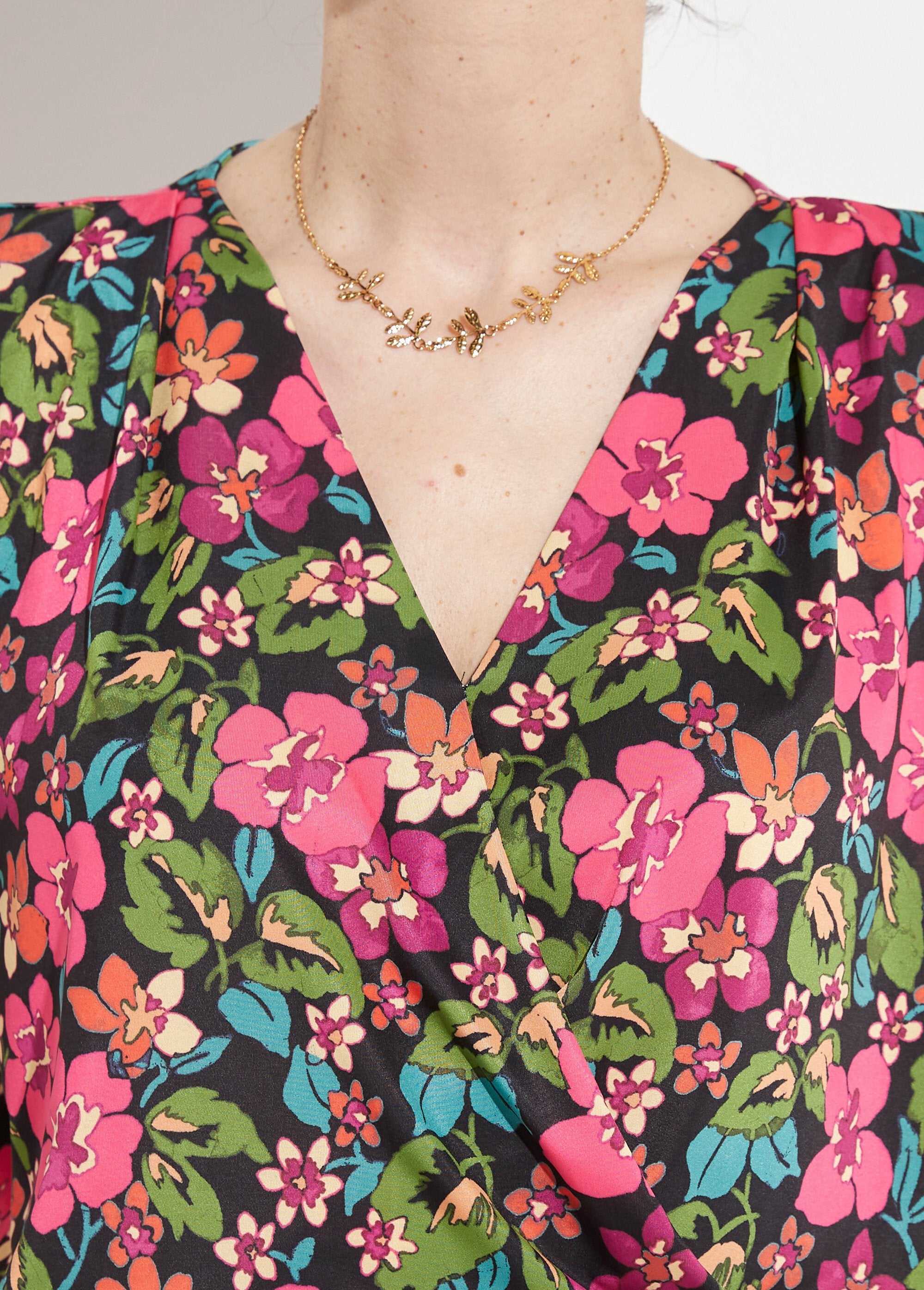 Camiseta_tipo_blusa_cruzada_con_estampado_floral_Negro_y_fucsia_DE1_slim