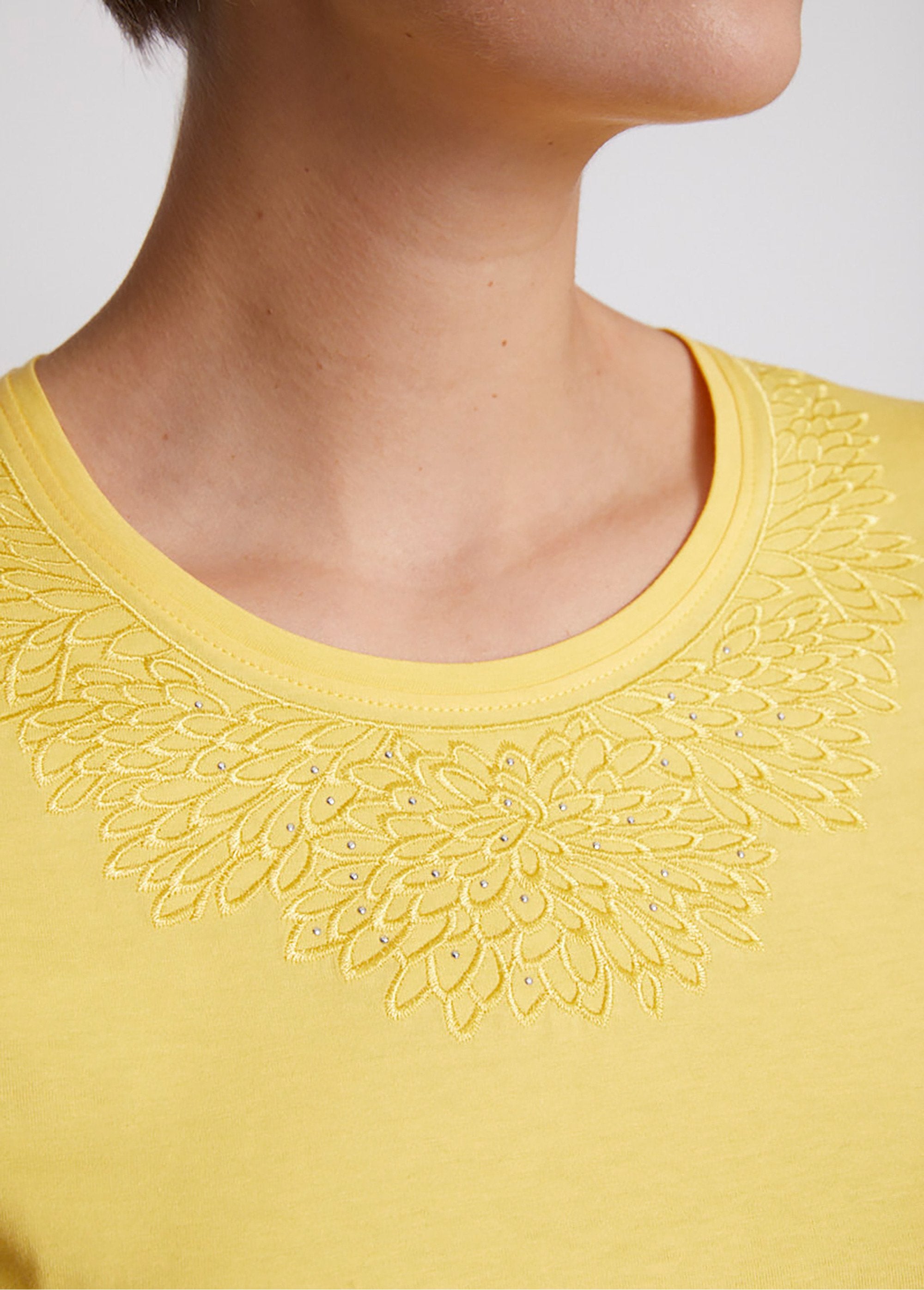 Camiseta_de_manga_3/4_con_cuello_bordado_con_tachuelas_AMARILLO_DE1_slim