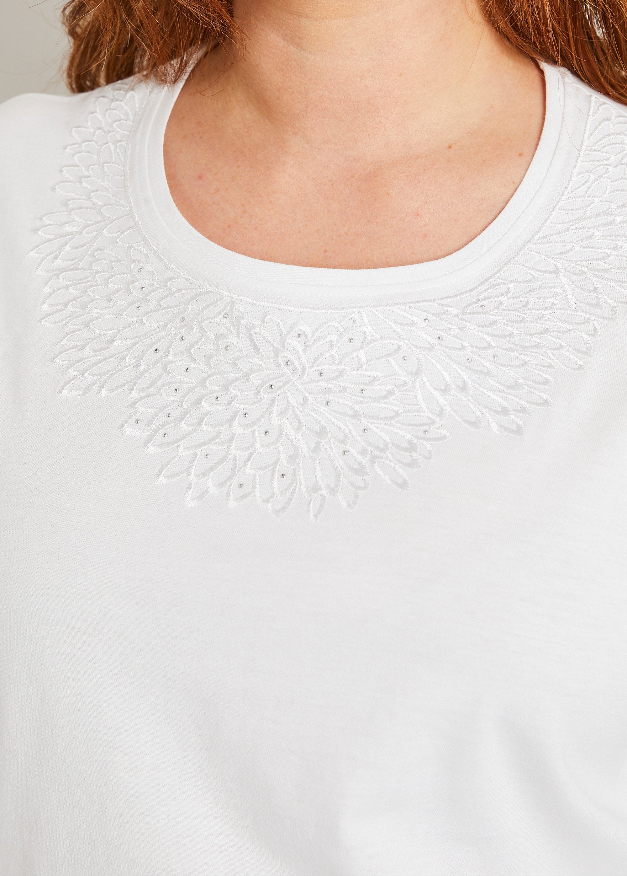 Camiseta_de_manga_corta_con_cuello_bordado_con_tachuelas_Blanco,_Blanca_DE2_curvy