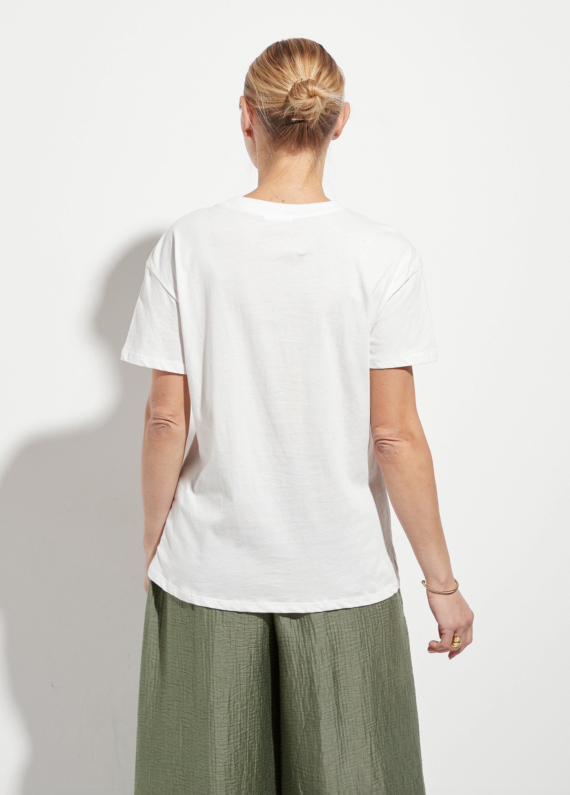 Camiseta_de_cuello_redondo_con_pequeños_corazones_bordados_Blanco,_Blanca_DO1_slim