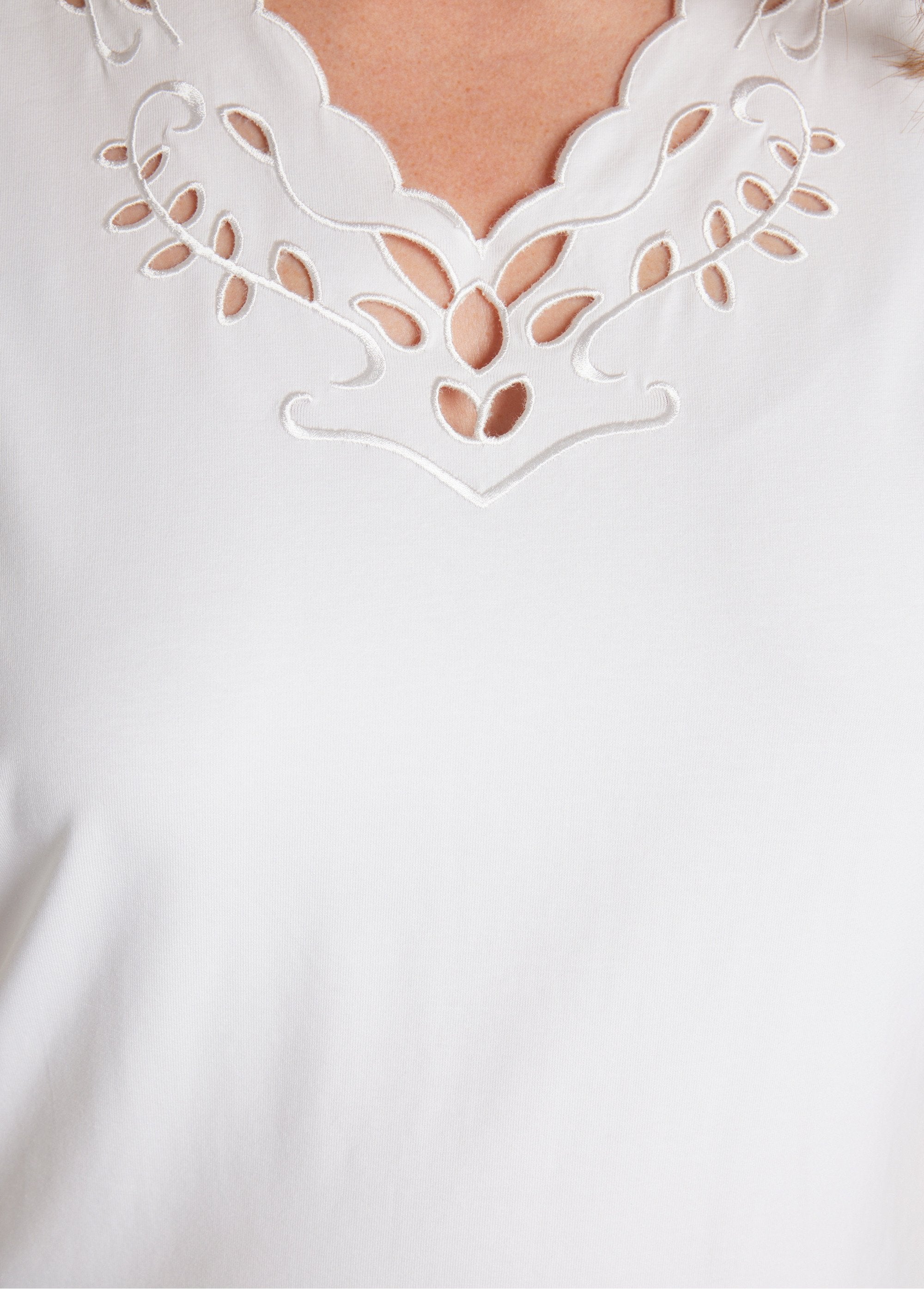 Camiseta_calada_bordada_con_cuello_en_V_Blanco,_Blanca_DE2_curvy