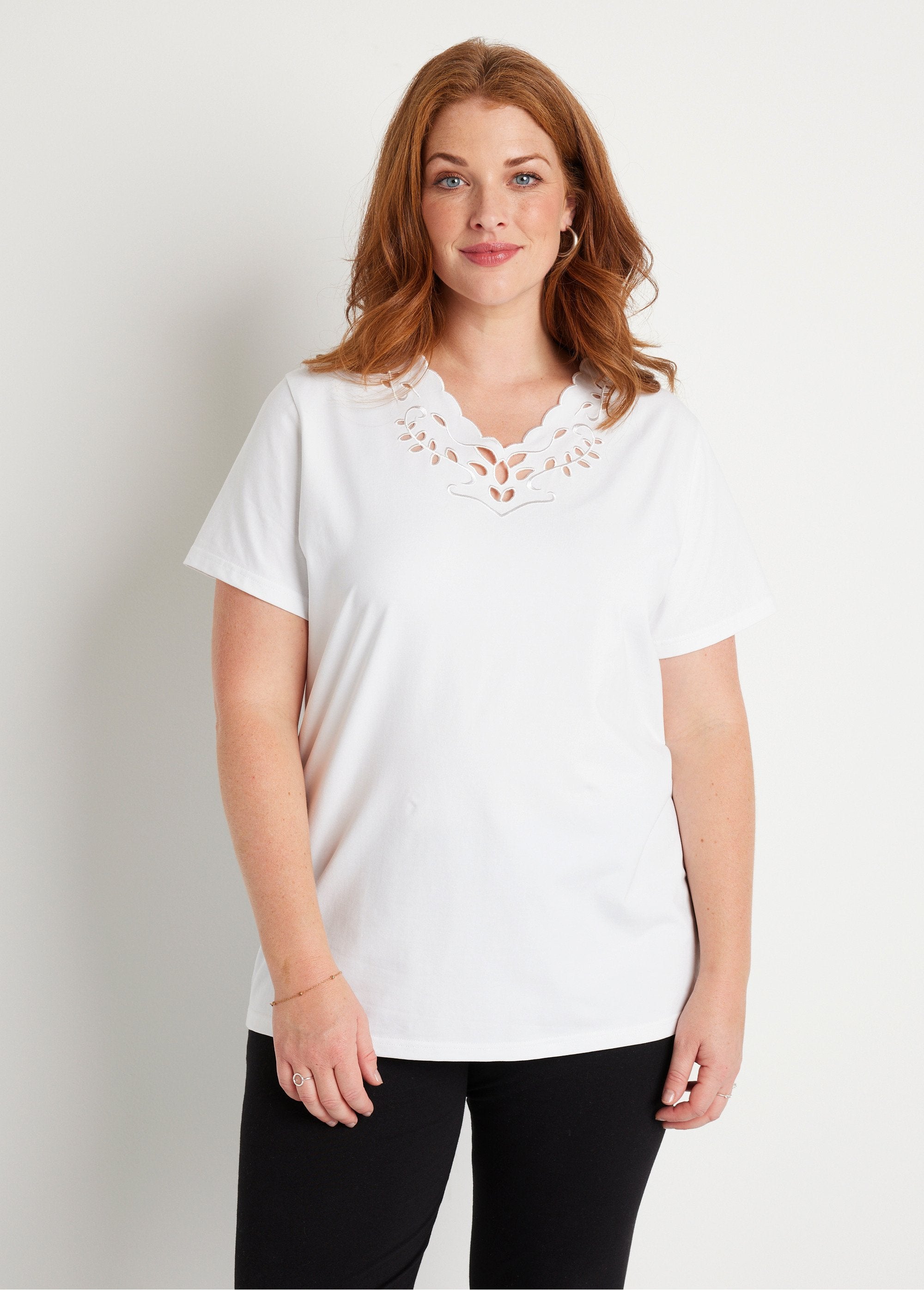 Camiseta_calada_bordada_con_cuello_en_V_Blanco,_Blanca_FA1_curvy