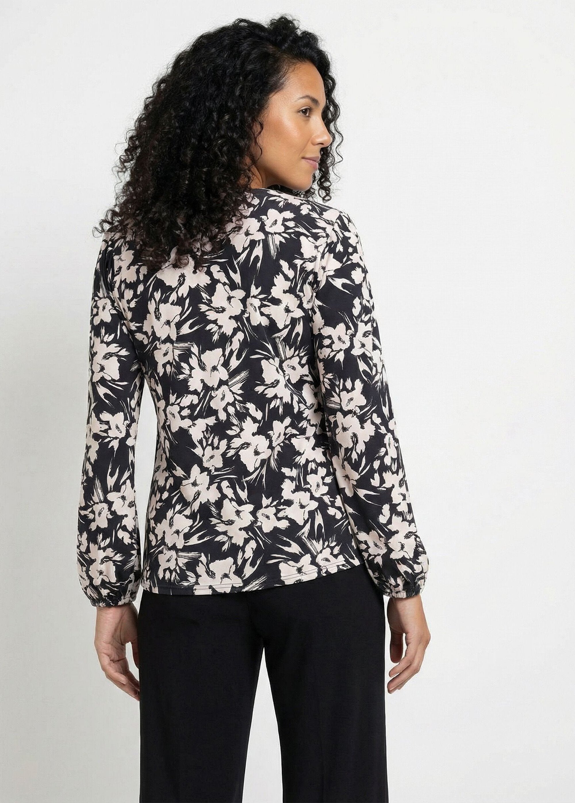 Camiseta_estampada_acampanada_con_cuello_en_V_y_botones_Negro_DO1_slim