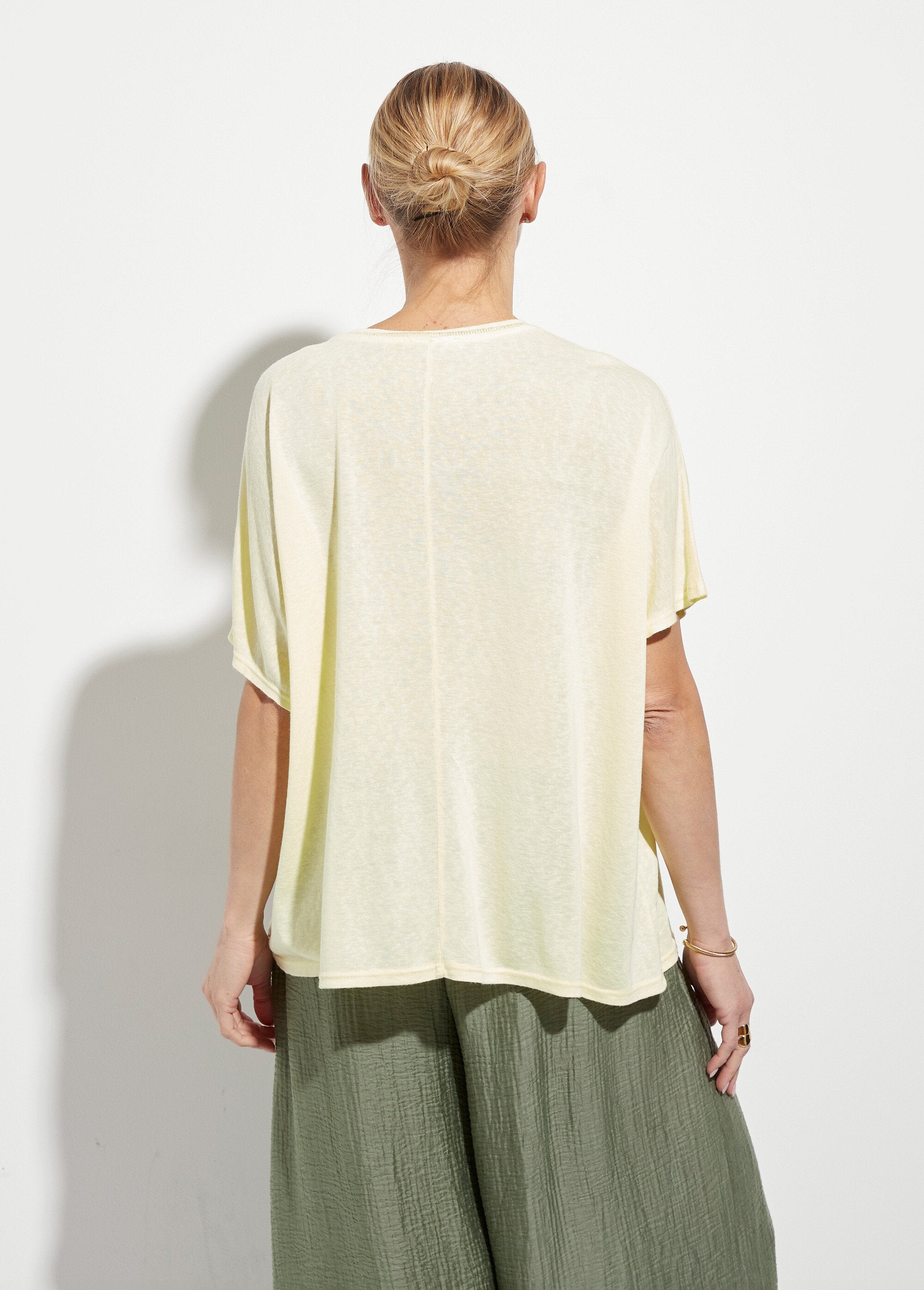 Camiseta_metalizada_con_cuello_en_V_y_mangas_kimono_Amarillo_claro_DO1_slim