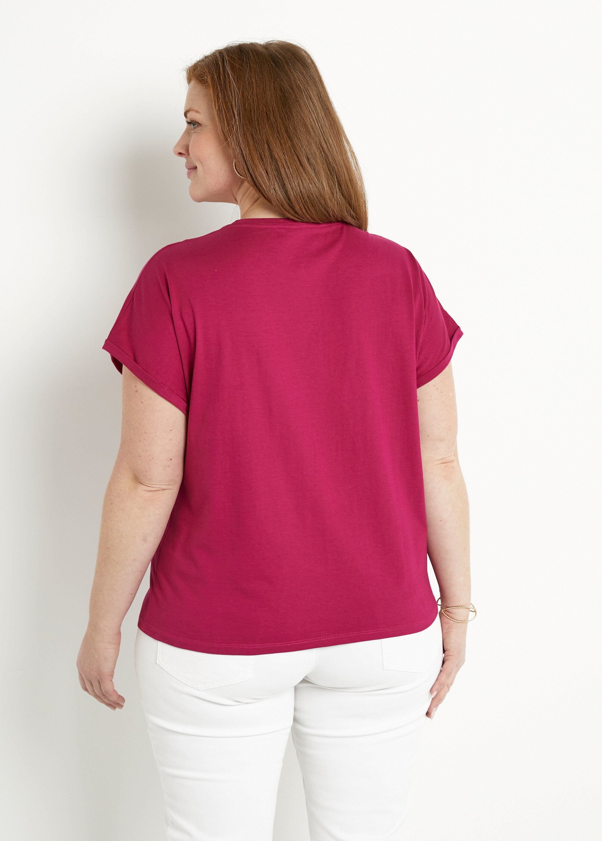 Camiseta_de_algodón_lisa_con_mangas_cortas_y_lentejuelas._Cassis_DO1_curvy