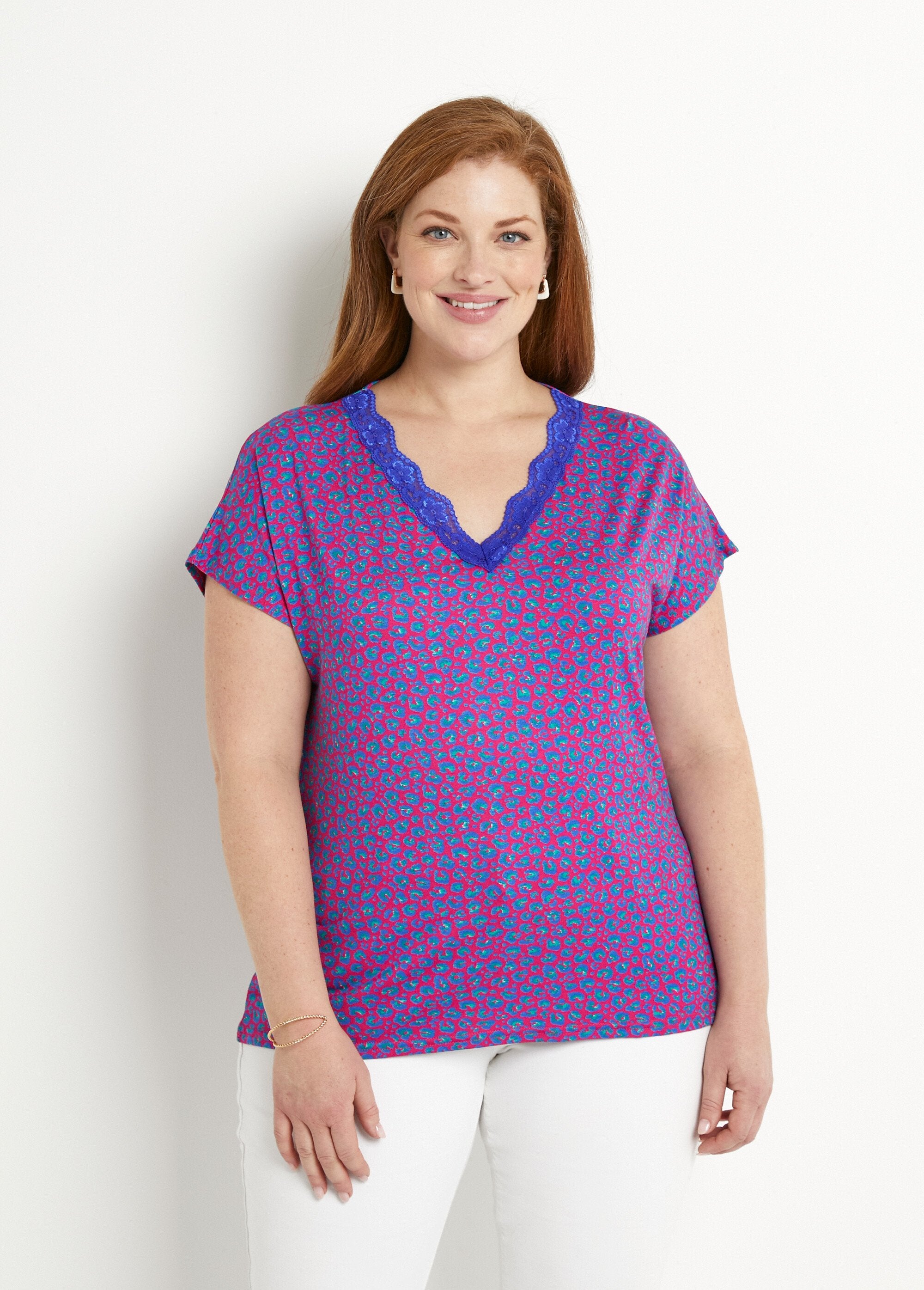 Camiseta_corta_de_encaje_elástico_fondo_fucsia_FA1_curvy