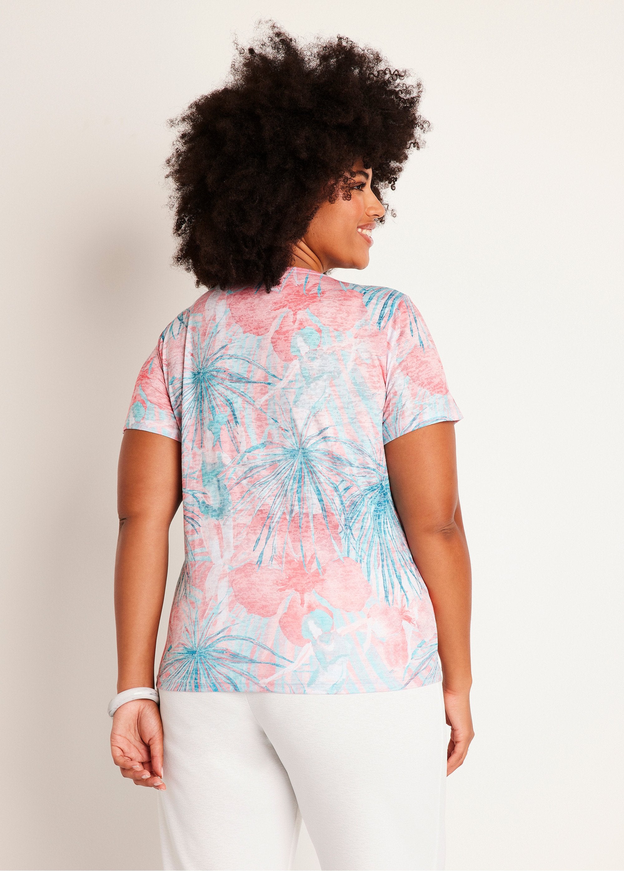 Camiseta_corta_con_estampado_y_pedrería_cuello_redondo_aguamarina_y_rosa_DO1_curvy