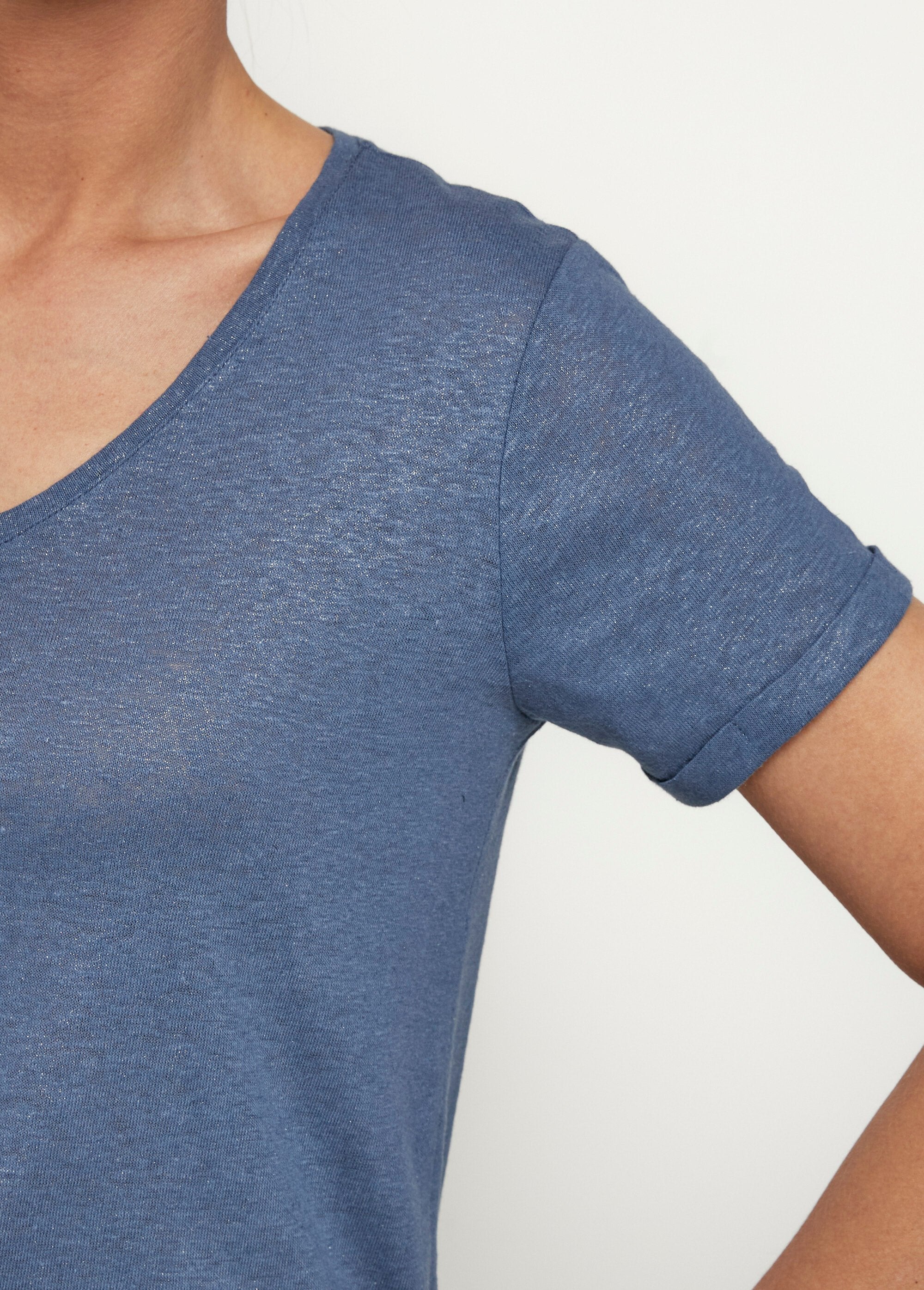 Camiseta_de_malla_metalizada,_algodón_y_lino._Azul_DE1_slim