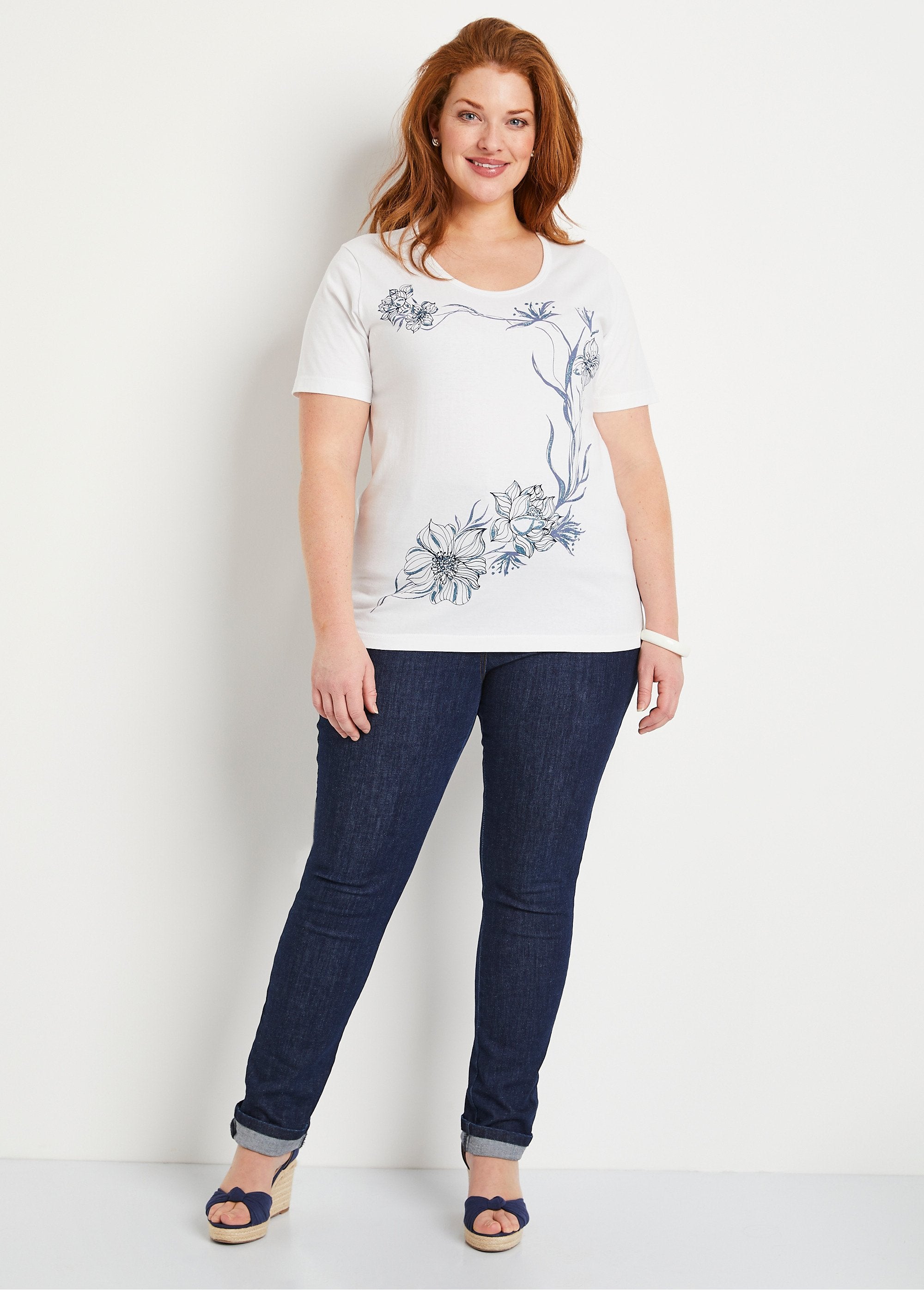 Camiseta_escote_redondo_estampado_flores_Fondo_blanco_SF1_curvy