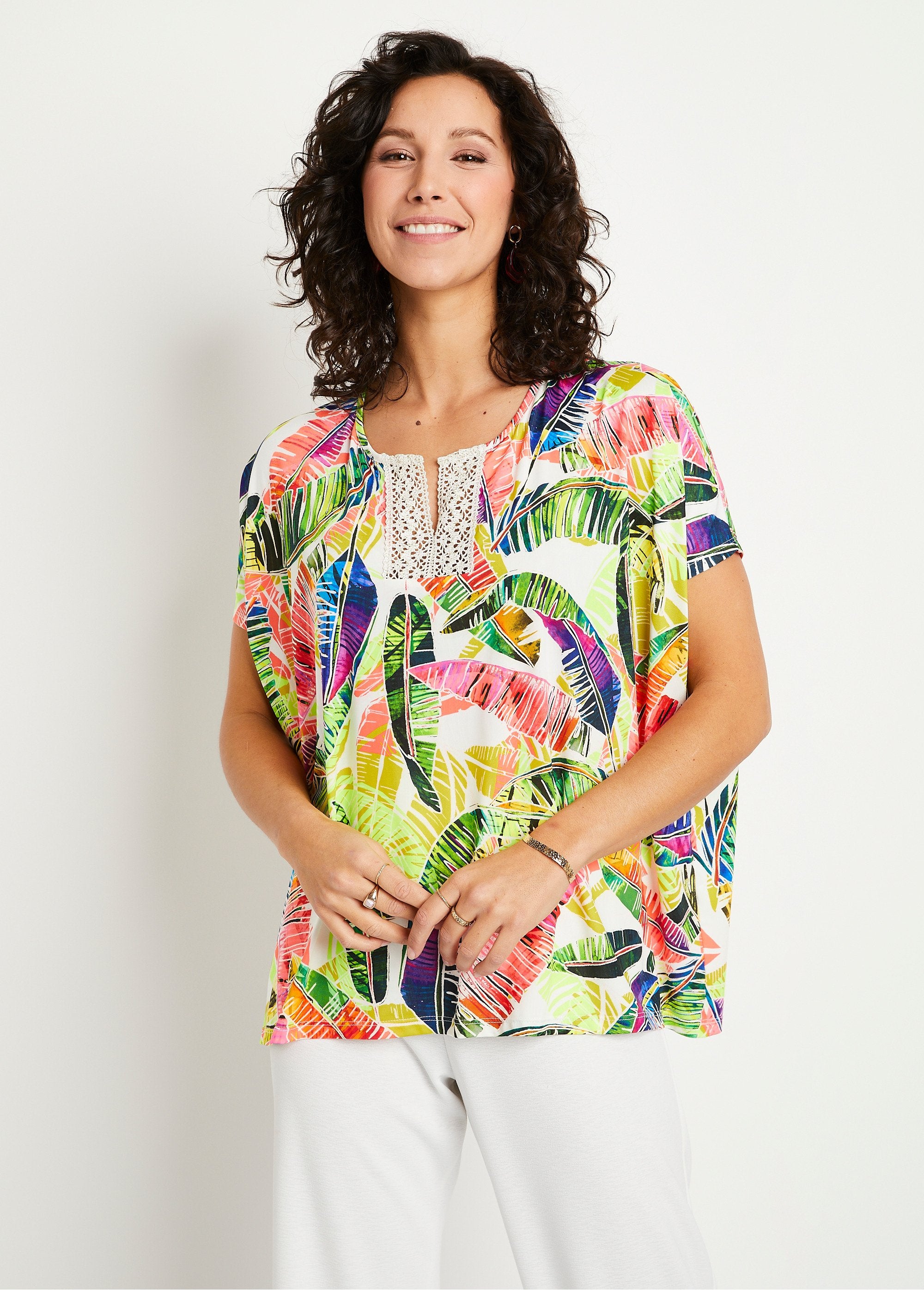 Camiseta_larga_holgada_con_estampado_de_encaje_neón_Estampado_multicolor_FA1_slim