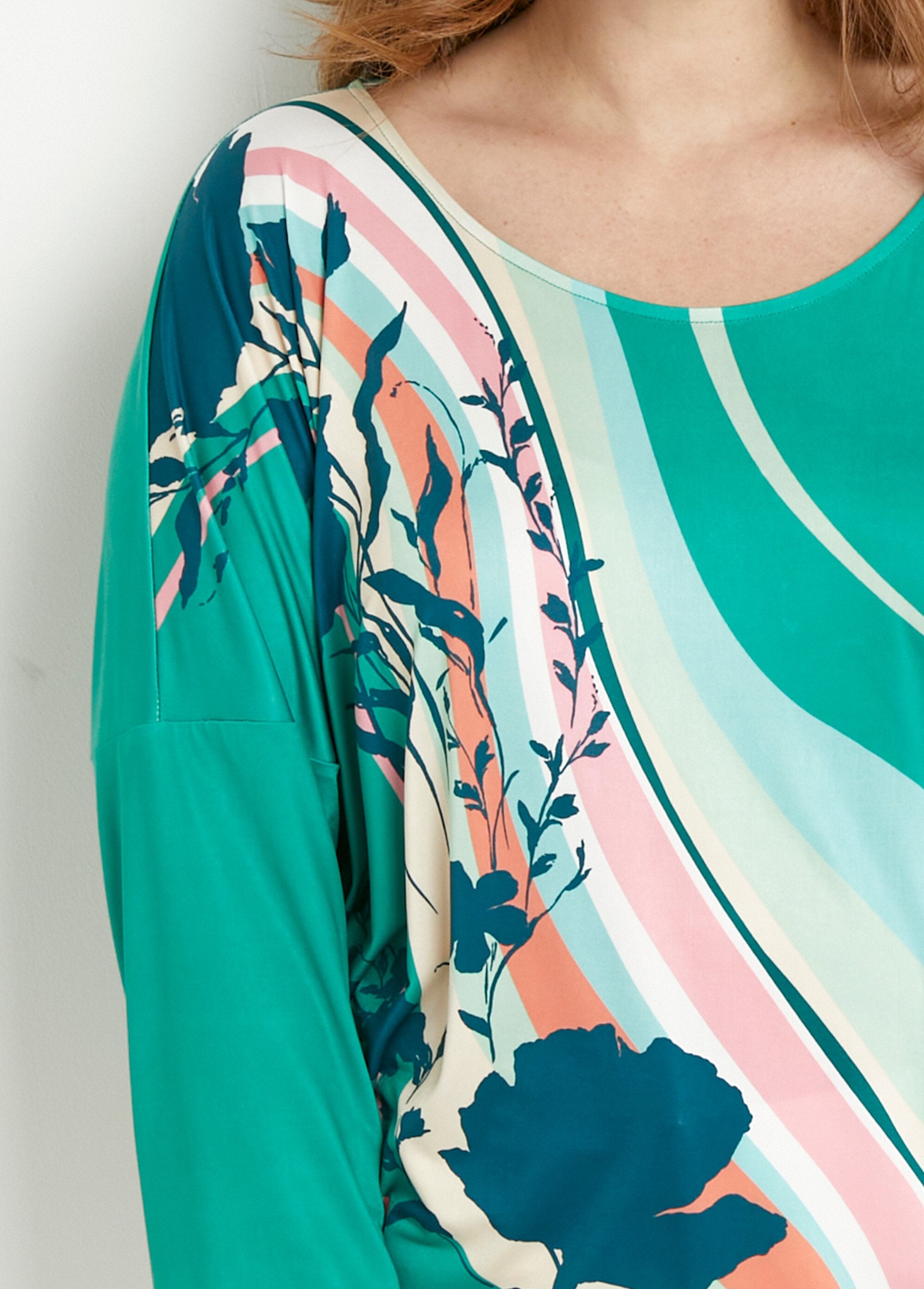 Camiseta_blusa_estampada_de_manga_3/4_verde_y_rosa_DE1_curvy