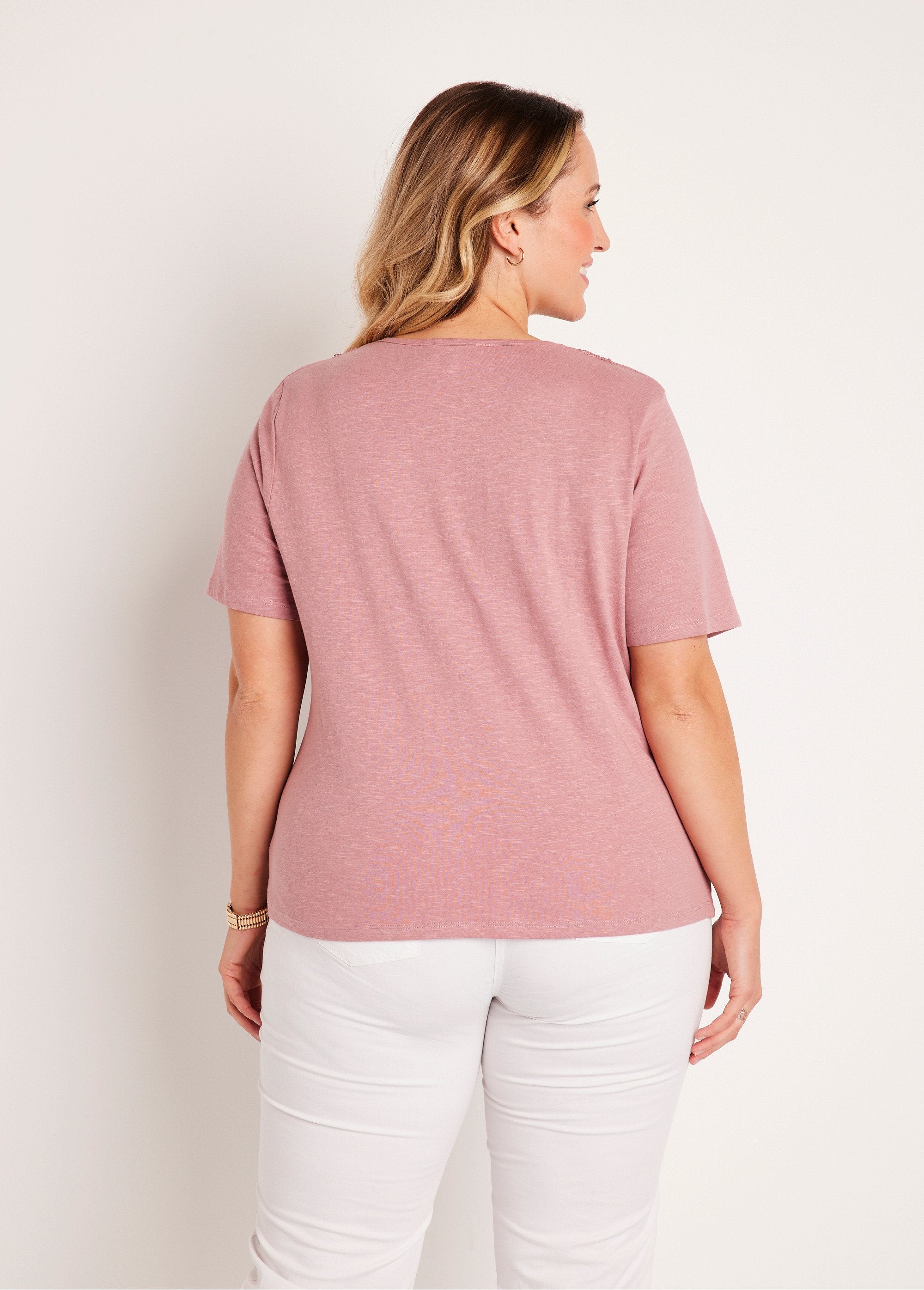 Camiseta_de_manga_corta_de_algodón_y_macramé_Rosa_DO1_curvy