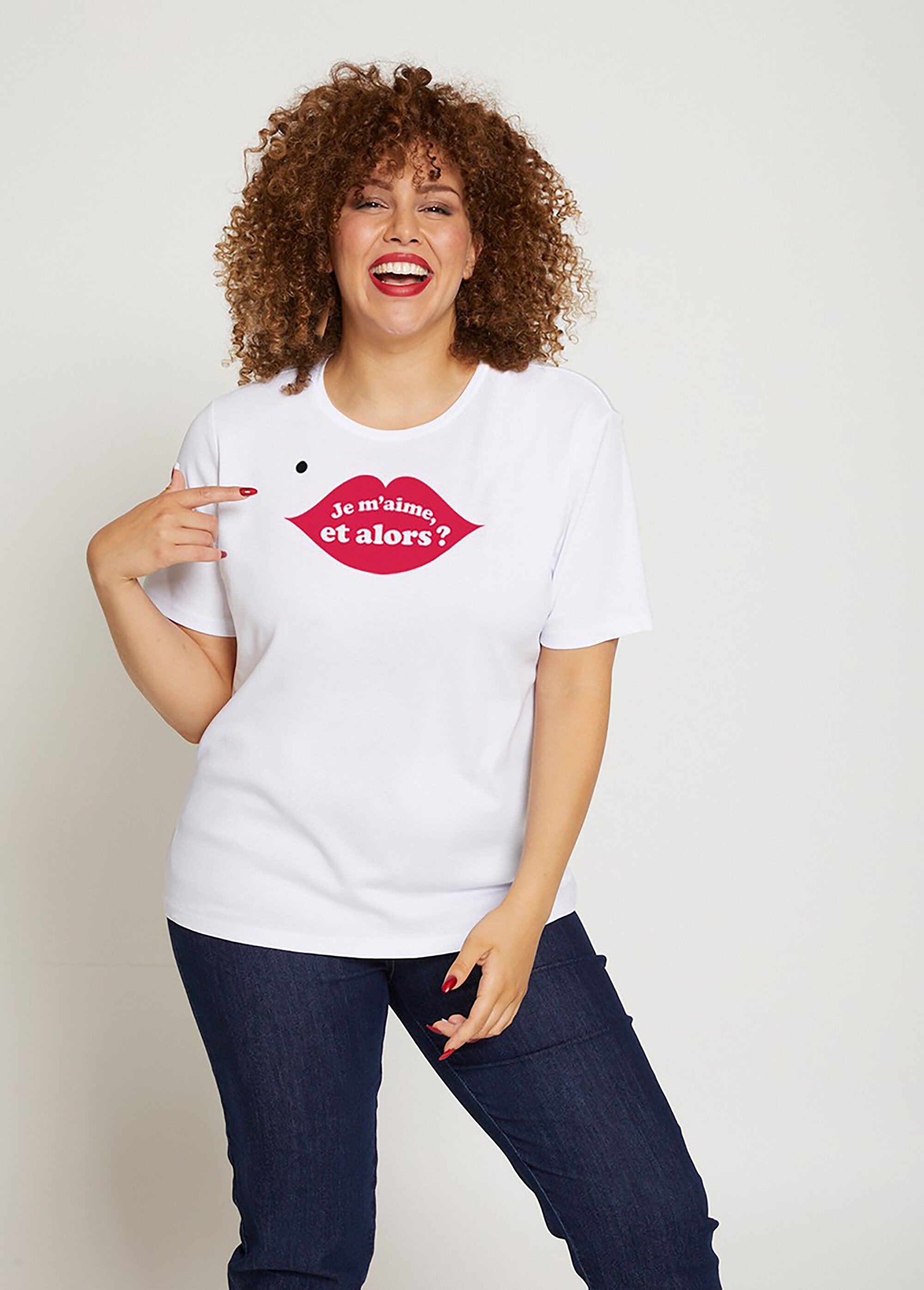 Camiseta_de_algodón_orgánico_de_corte_recto_con_mensaje_Crudo_FA1_curvy