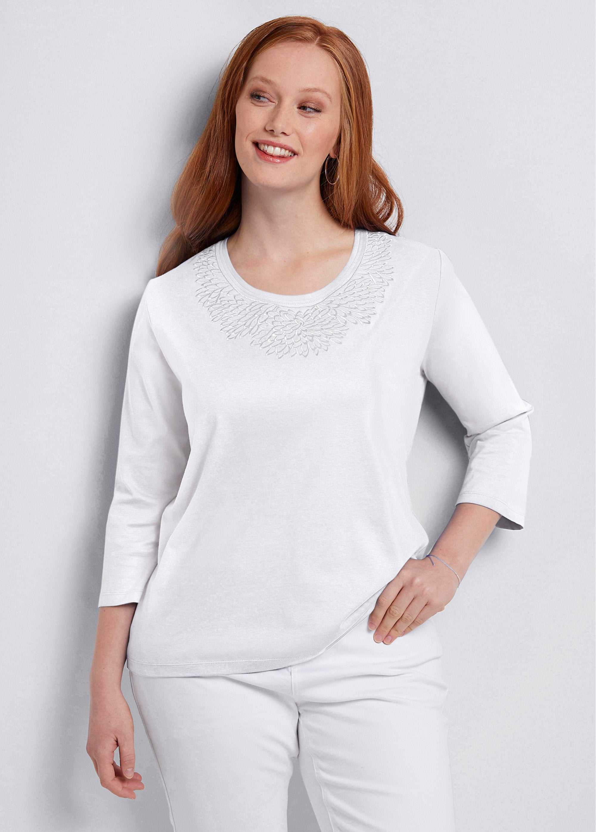 Camiseta_de_manga_3/4_con_cuello_bordado_con_tachuelas_Blanco,_Blanca_FA1_curvy