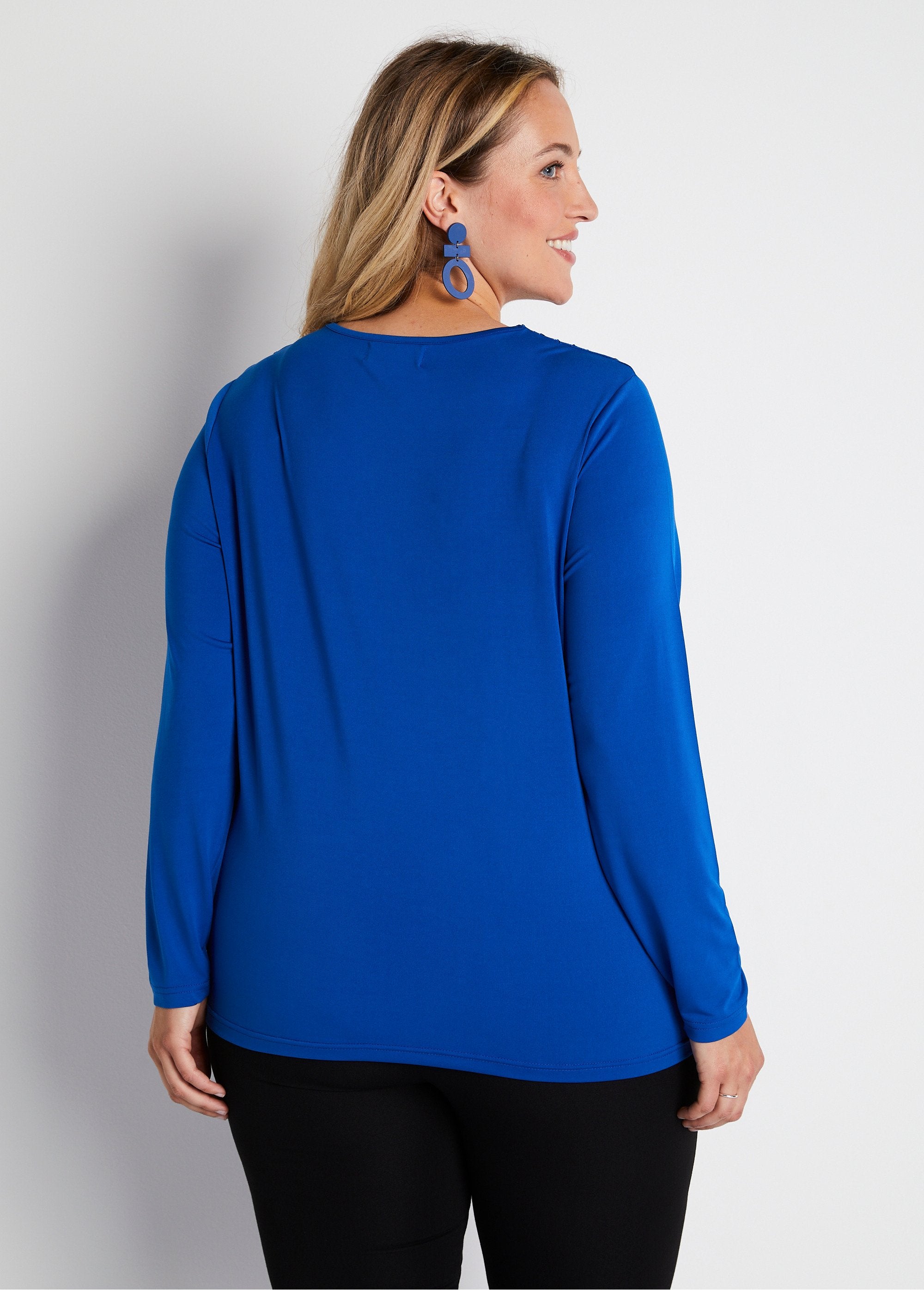 Camiseta_corta_de_rejilla_con_bordado_de_strass_y_cuello_redondo_Azul_DO1_curvy