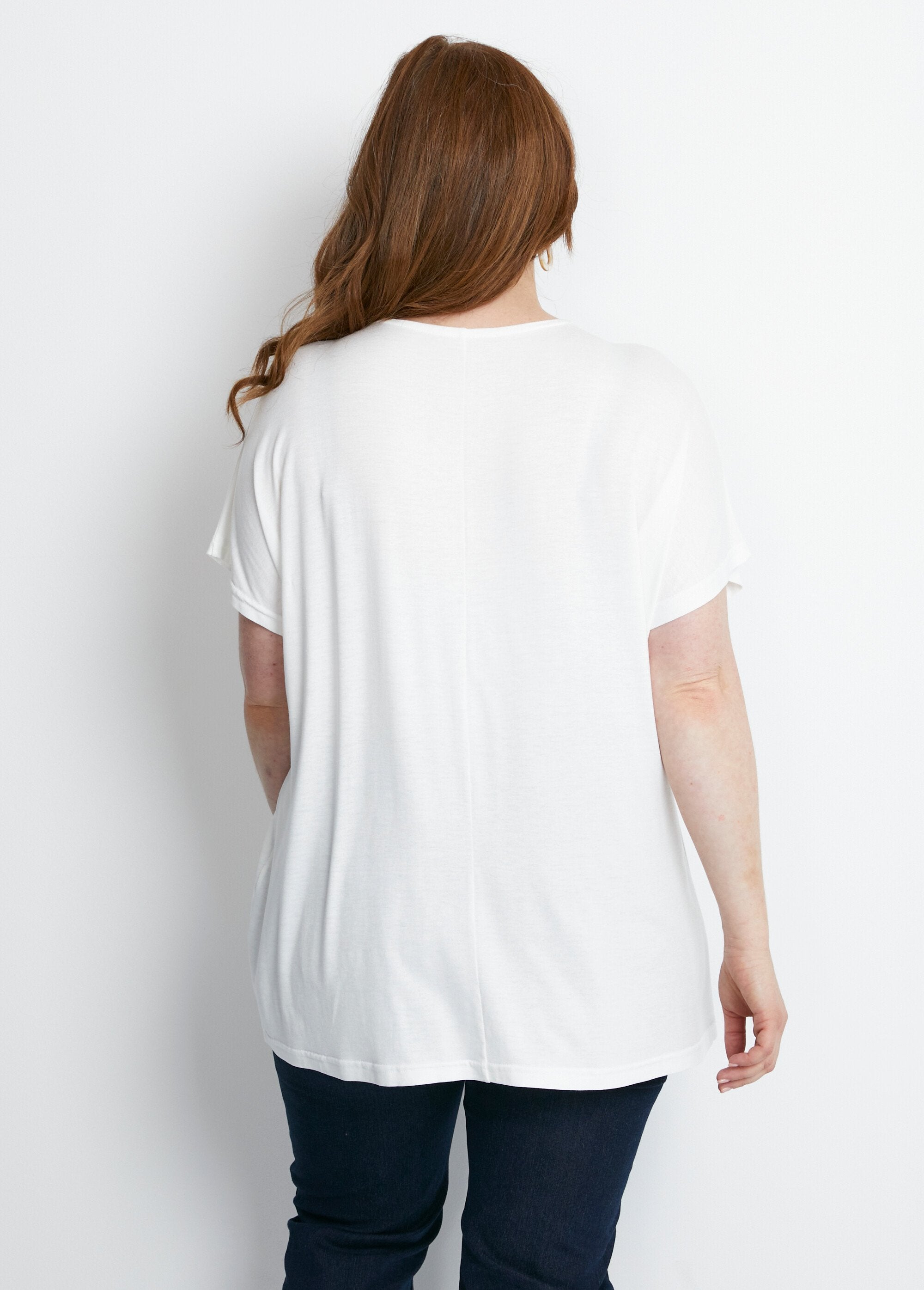 Camiseta_larga_evasé_de_encaje_Blanco,_Blanca_DO1_curvy