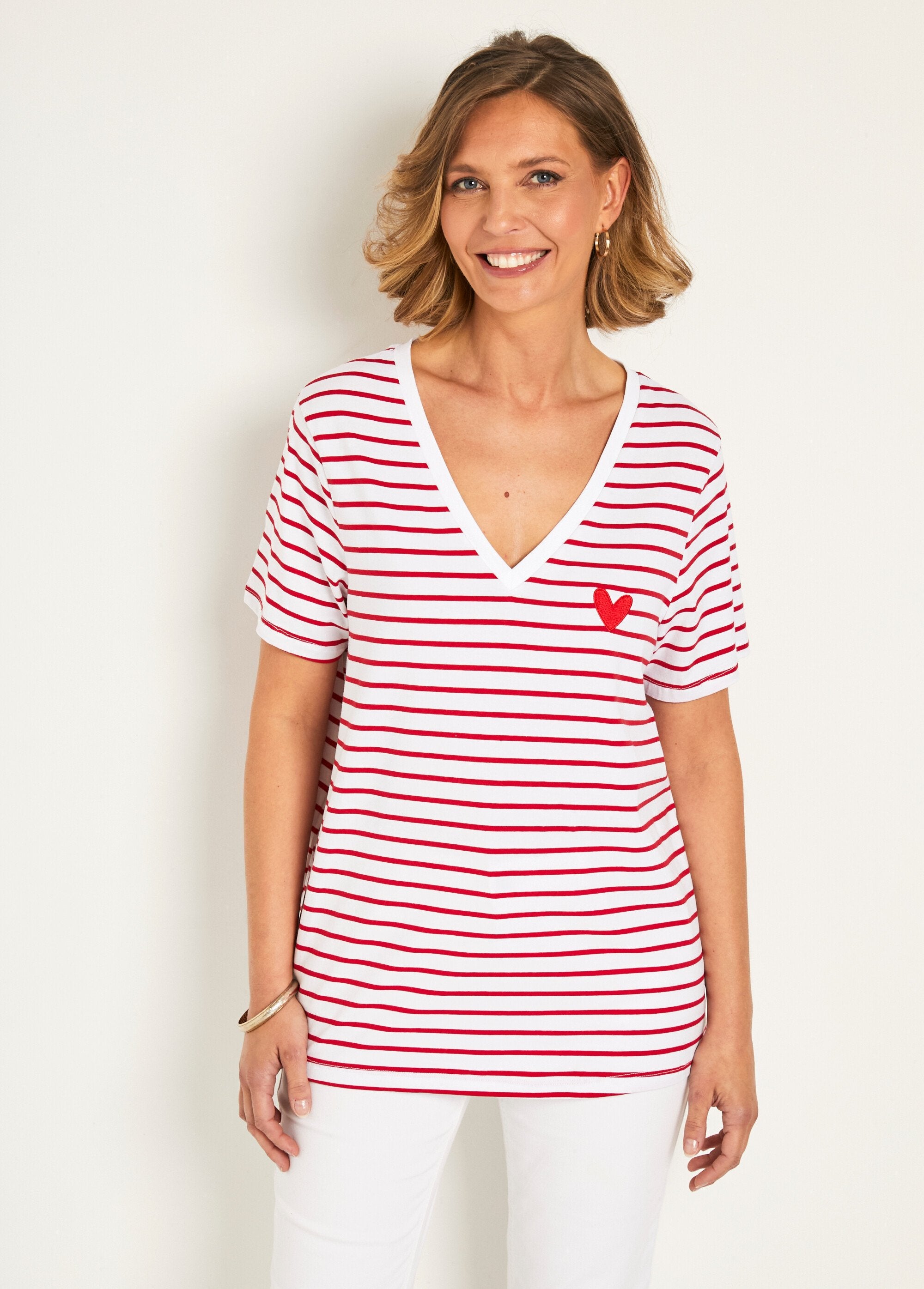 Camiseta_de_rayas_con_cuello_en_V_y_bordado_de_corazón_Raya_roja_FA1_slim