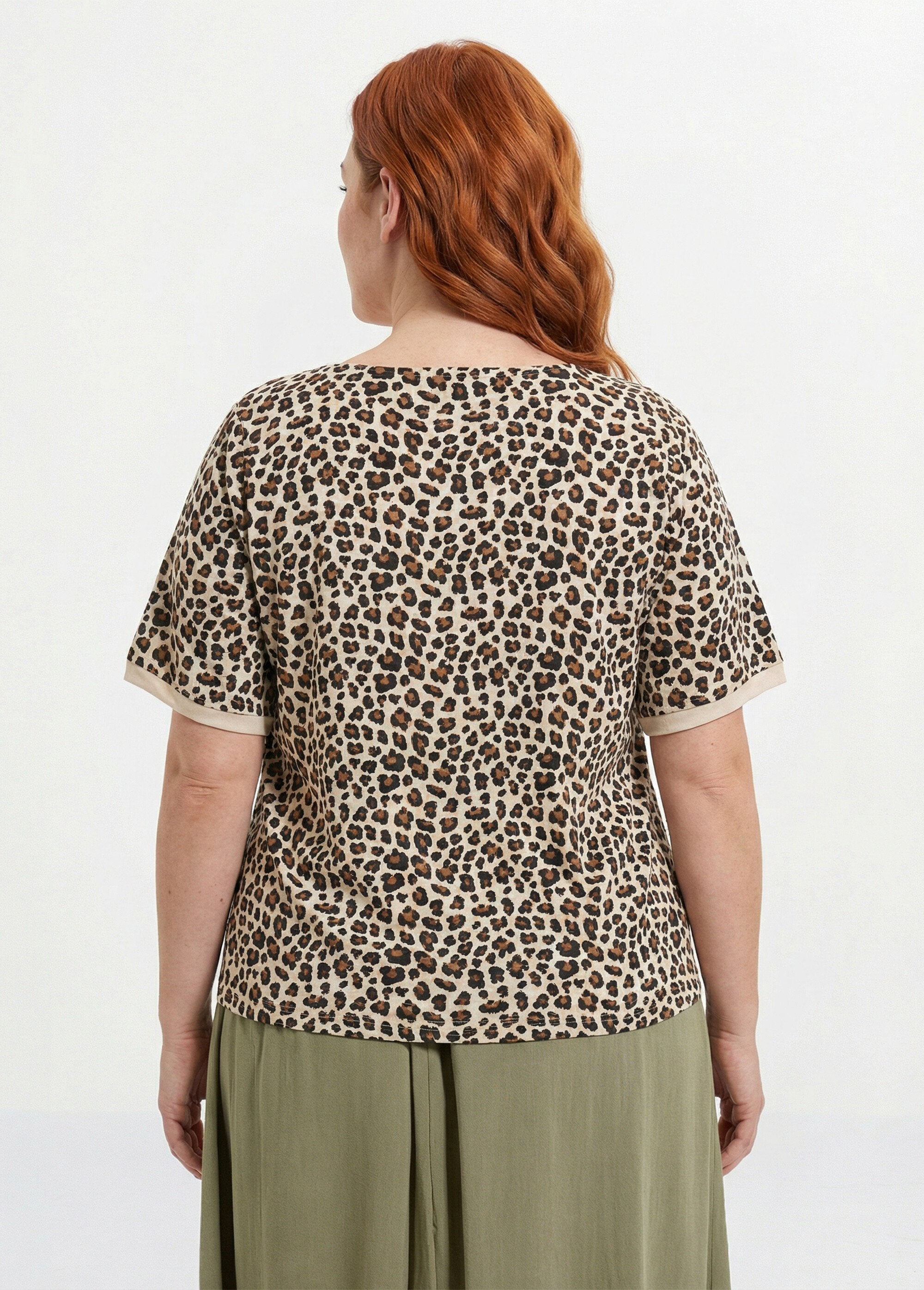 Camiseta_de_manga_corta_con_estampado_de_leopardo_Leopardo_DO1_curvy