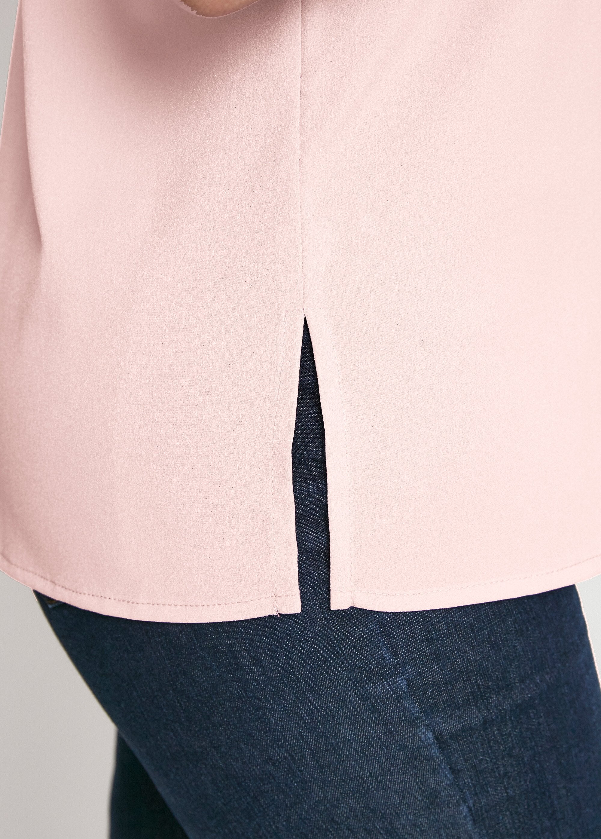 Top_de_manga_larga_con_cuello_redondo_bordado_rosa_la_DE3_slim