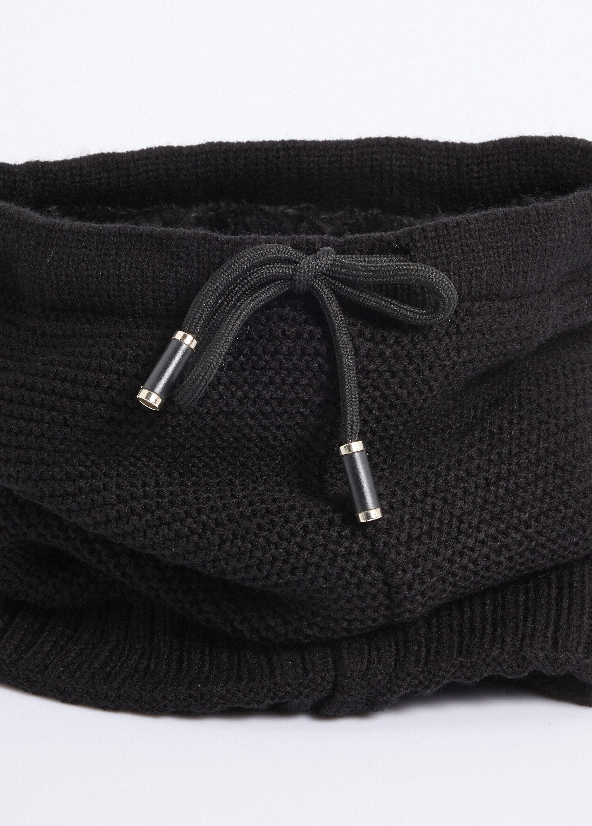 Calentador_de_cuello_de_punto_y_sherpa,_punto_de_arroz_Negro_DE1_slim