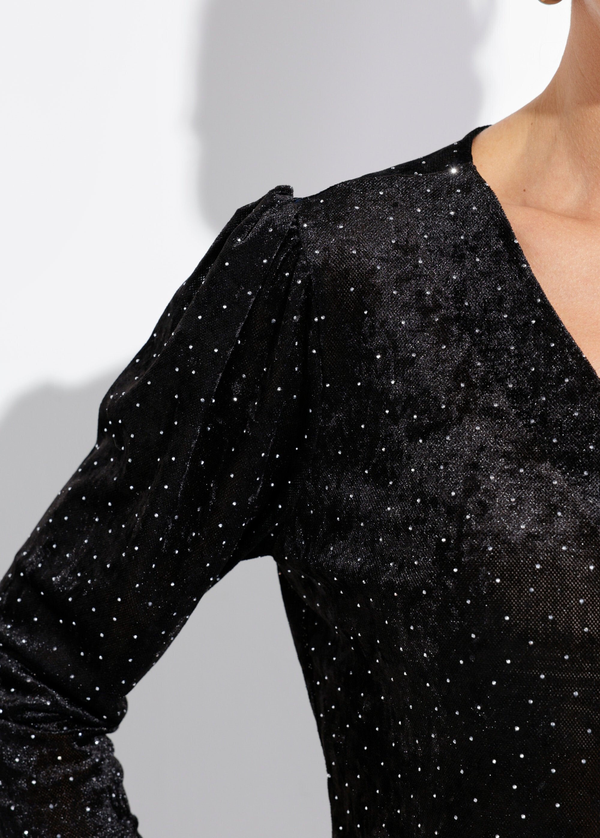 Túnica_elegante_con_escote_en_V,_de_terciopelo_con_pedrería_Negro_DE2_slim