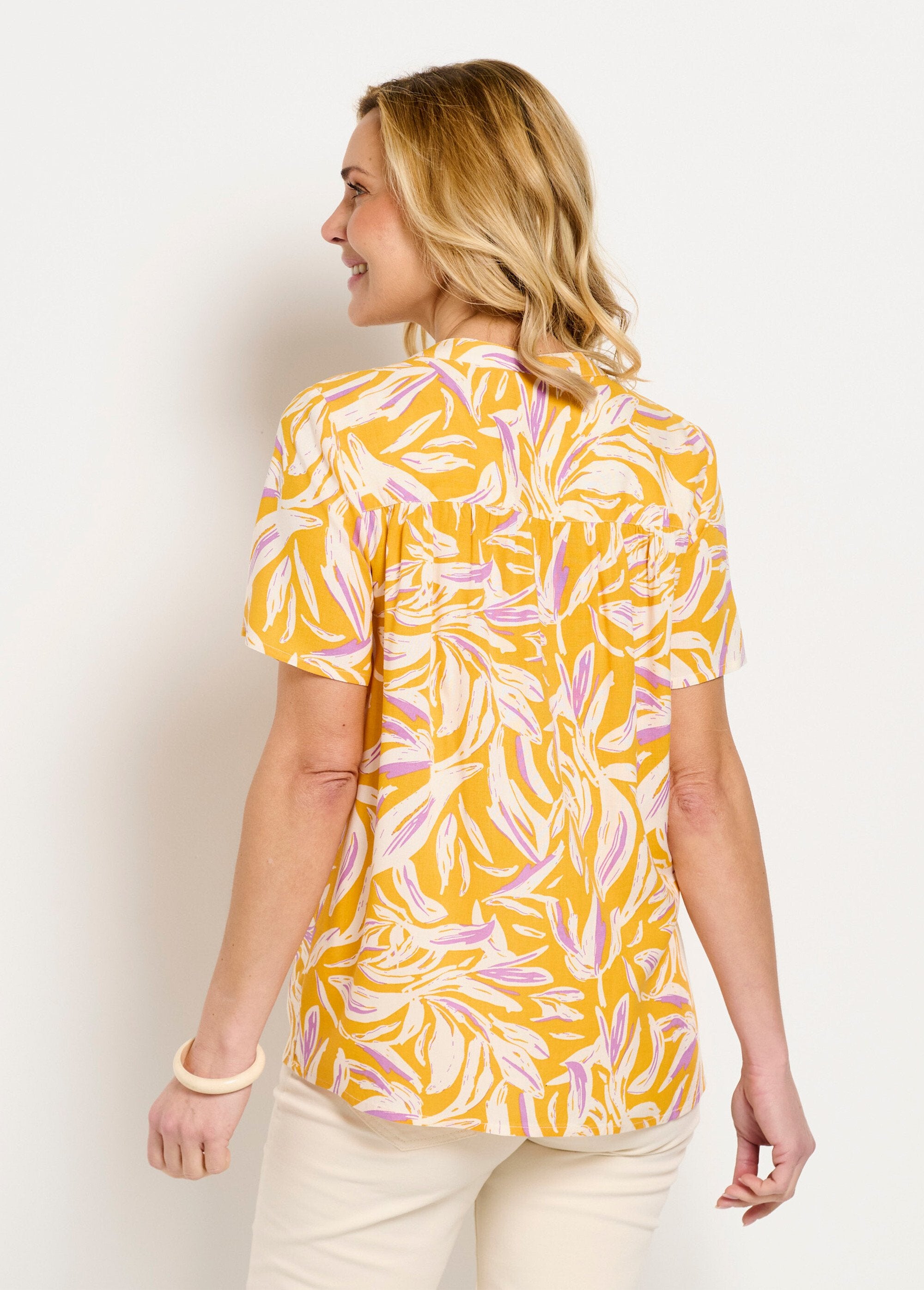 Túnica_holgada_con_cuello_en_V_y_botones_estampados_amarillo_y_blanco_DO1_slim