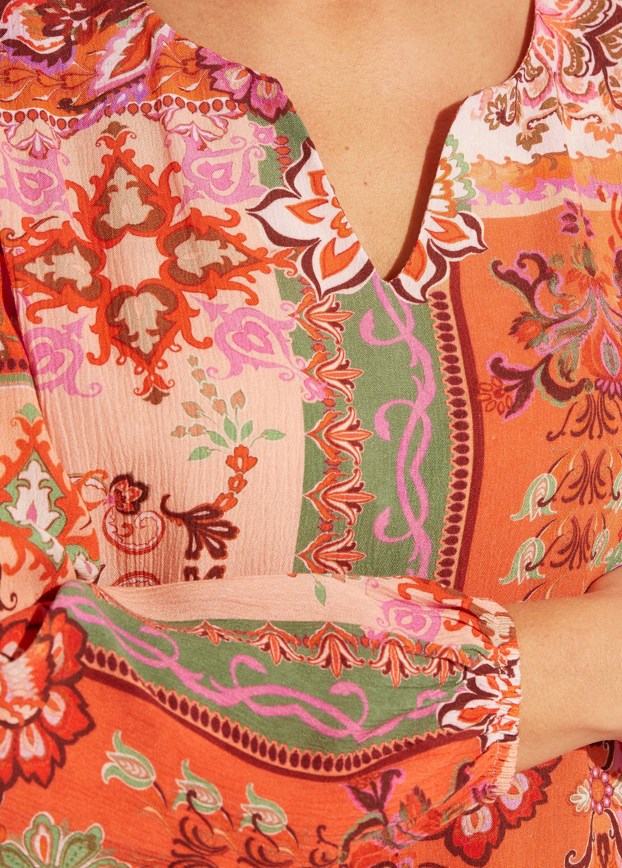 Túnica_larga_con_escote_en_pico_y_voile_estampado_patchwork_Naranja_y_crudo_DE1_slim