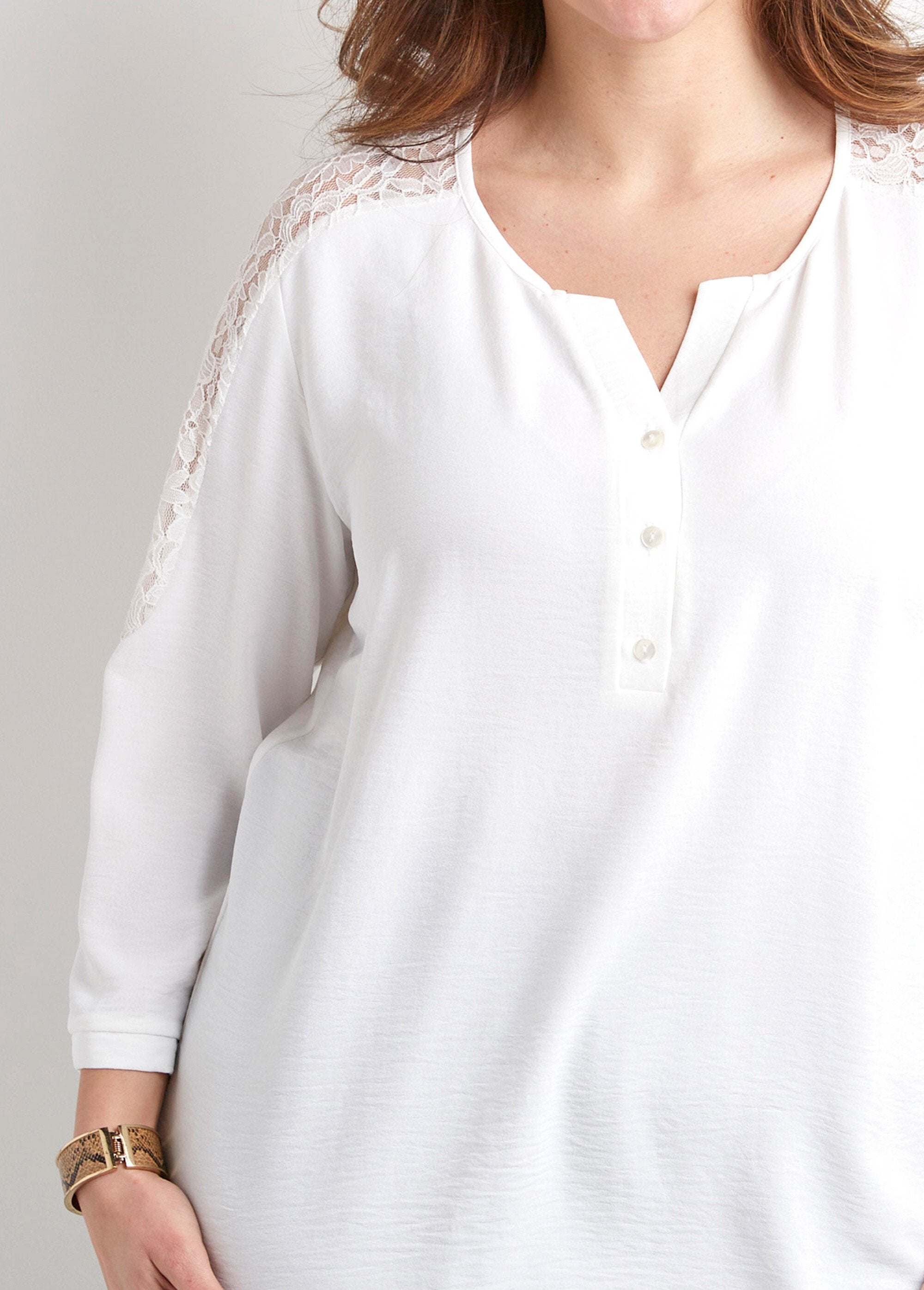 Túnica_de_encaje_con_botones_y_cuello_en_V_manga_3/4_Crudo_DE1_curvy