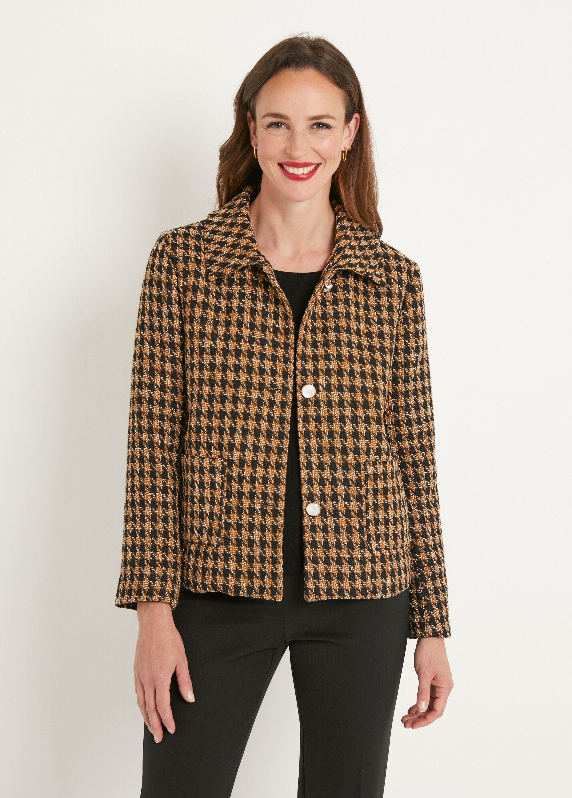 Chaqueta_corta_abotonada_de_pata_de_gallo_en_jacquard_camello_y_negro_FA1_slim