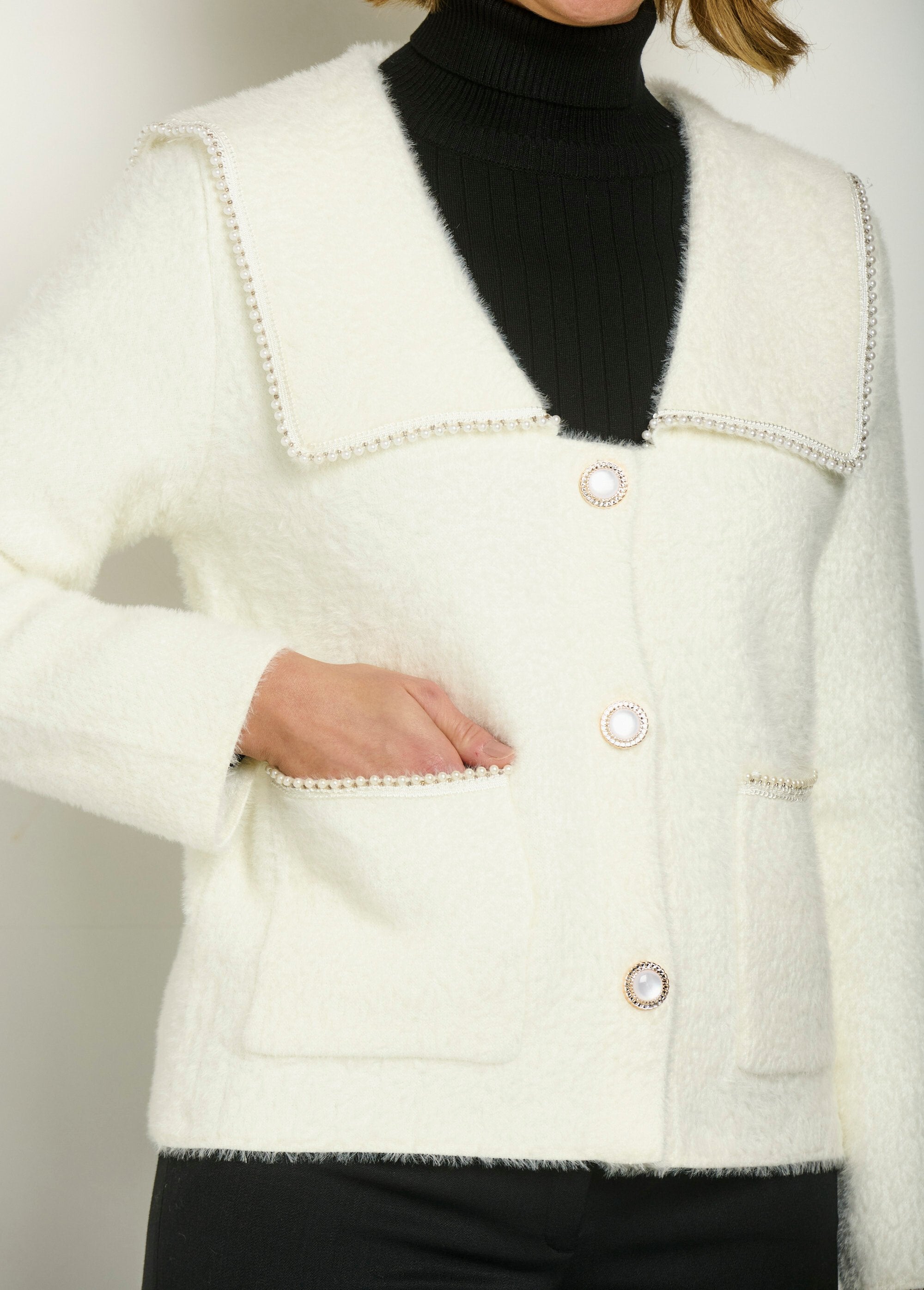 Veste_col_V_en_maille_poilue_détails_chic_Blanc_DE1_slim